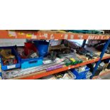 FULL SHELF MIXED LOT CONTAINING LAMINATE FLOOR PRY BARS / SOLID SURFACE ADHEASIVE / HAND SAWS /