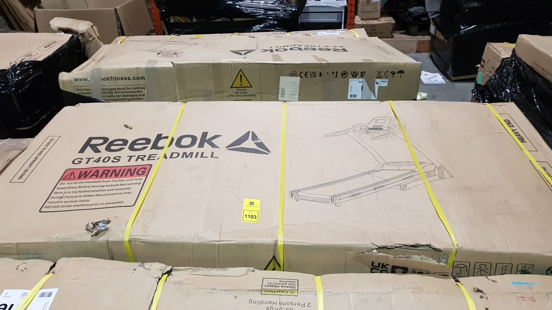 1 X BOXED REEBOK GT40S TREADMILL IN BLACK - IN 1 BOX ( PLEASE NOTE MINOR STRAP DAMAGE ON BOX ) RRP £ - Image 2 of 2