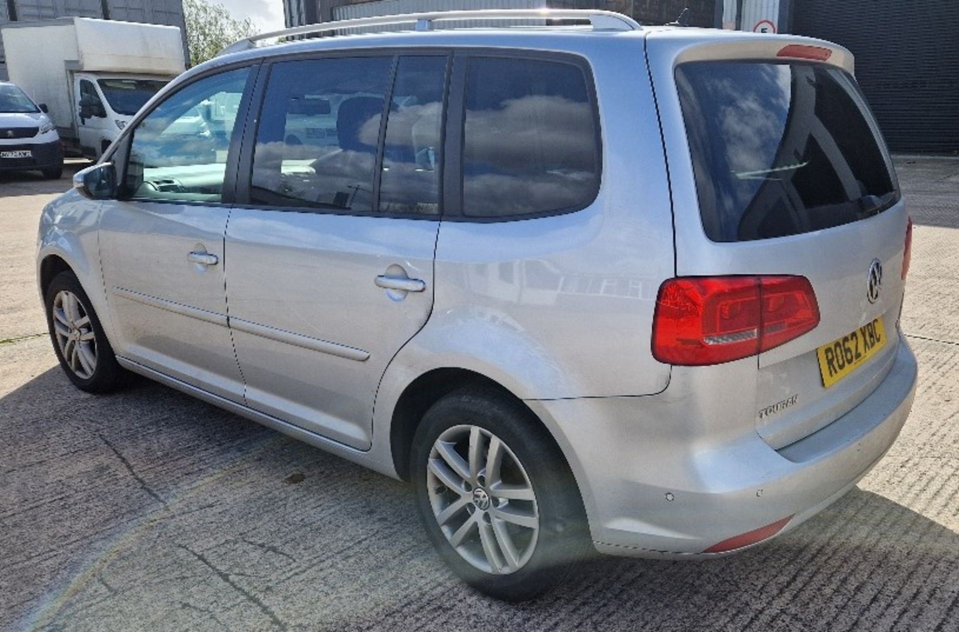 SILVER VOLKSWAGEN TOURAN SE TDI S-A DIESEL MPV 1598CC FIRST REGISTERED 17/10/2012 REG: RO62XBC - Image 4 of 9