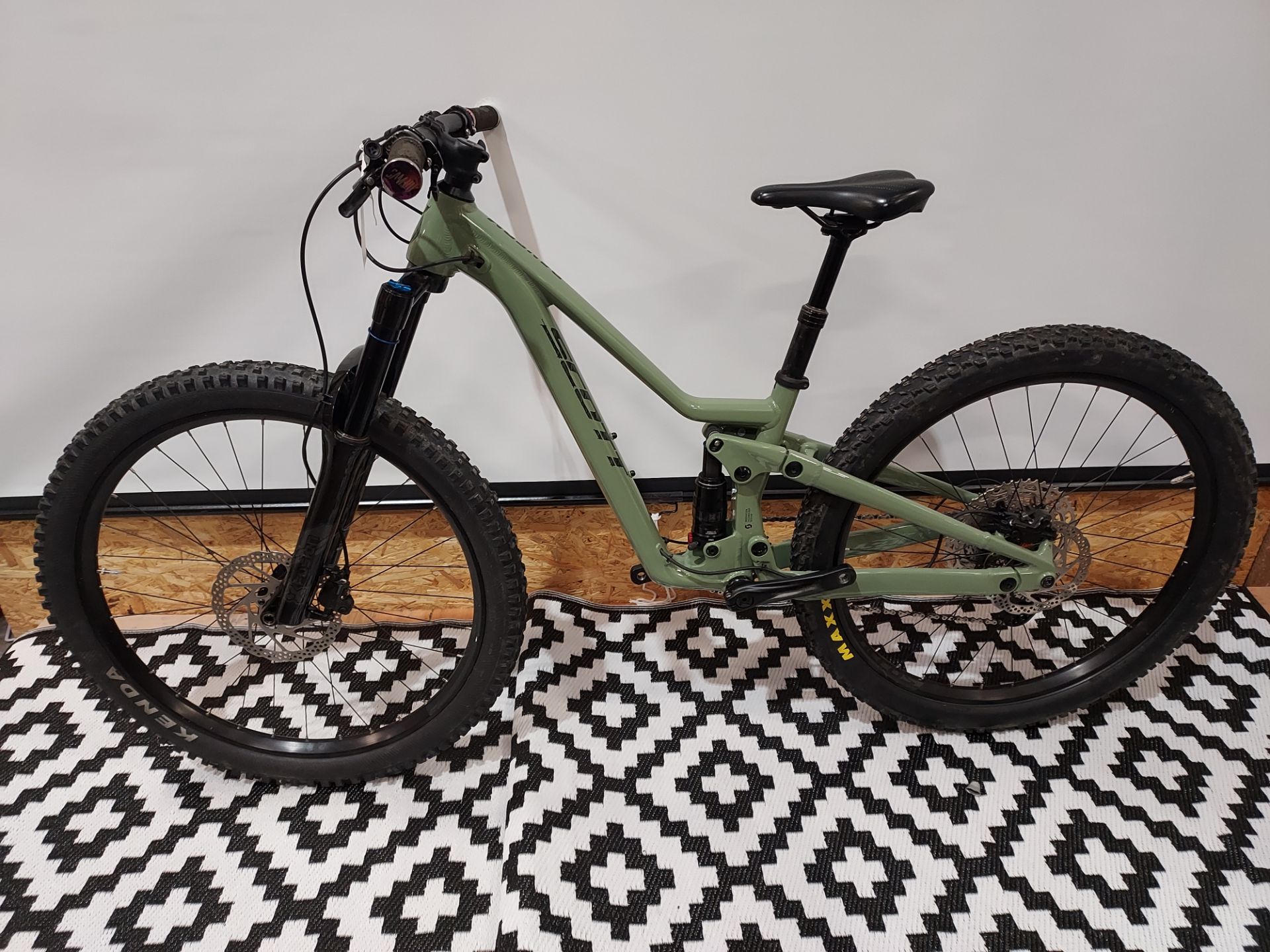 SCOTT RANSOM 286603.WITH 26 INCH WHEELS, A KID-TUNED LONG TRAVEL FORK (140MM) AND SHOCK (130MM) IN