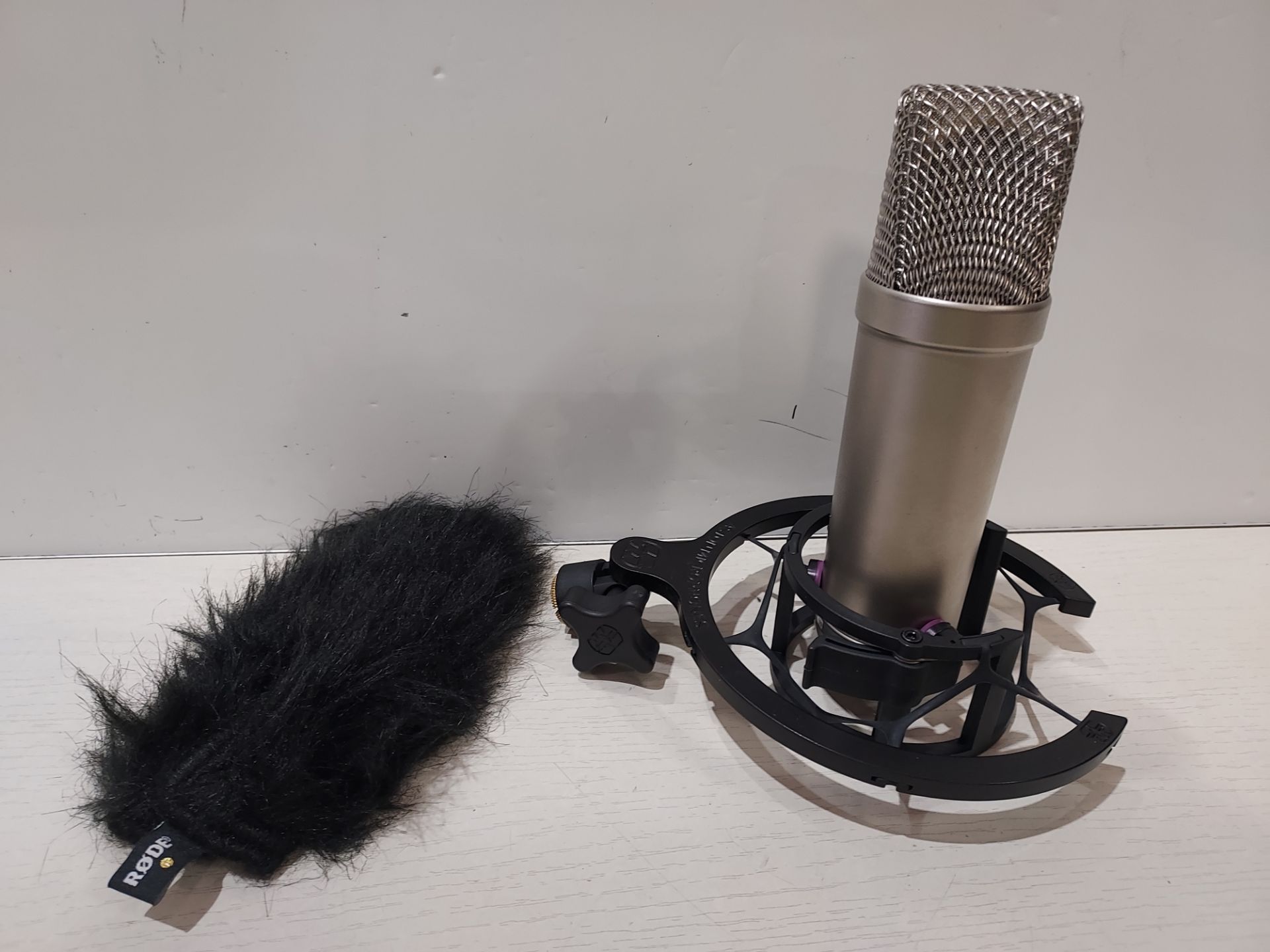 RODE NT1-A CONDENSER MICROPHONE WITH MUFFLER (NO RODE BACK PLATE) - Image 2 of 2