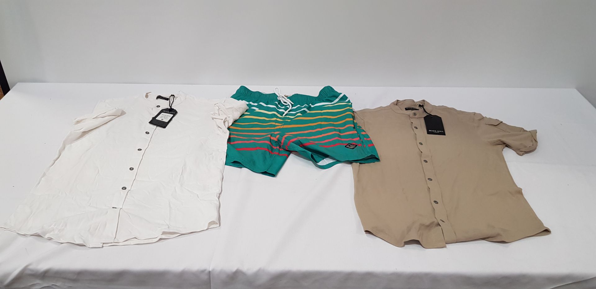 22 X BRAND NEW MIXED LOT CONTAINING 12 BRAVE SOUL T-SHIRTS IN CREAM/ GREEN AND WHITE COLOURS - IN