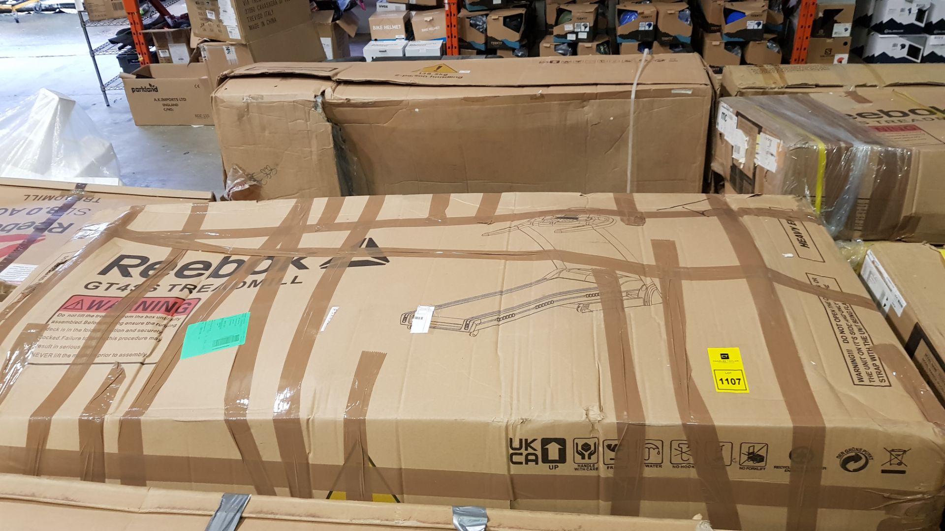 1 X BOXED REEBOK GT40S TREADMILL IN BLACK - IN 1 BOX ( PLEASE NOTE CUSTOMER RETURN AND DAMAGE ON BOX - Image 2 of 2