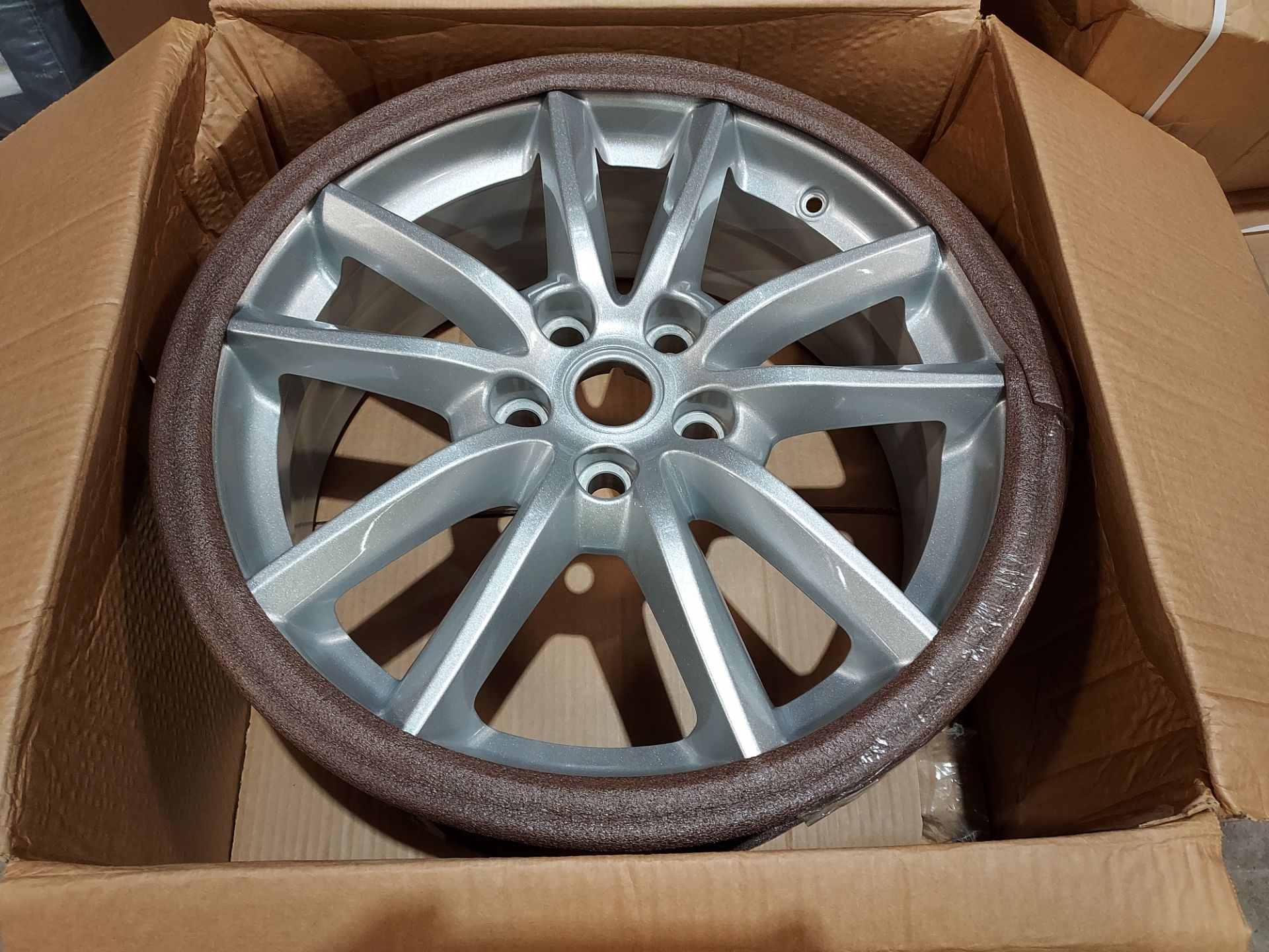4 X GENUINE BRAND NEW BOXED RANGE ROVER 19 INCH ALLOY WHEELS - PART NUMBER - ( LR037742)