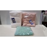 30 X BRAND NEW MIXED LUXURY SUPERSOFT TOWELS - IN VARIOUS SIZES AND COLOURS TO INCLUDE WHITE / GREEN