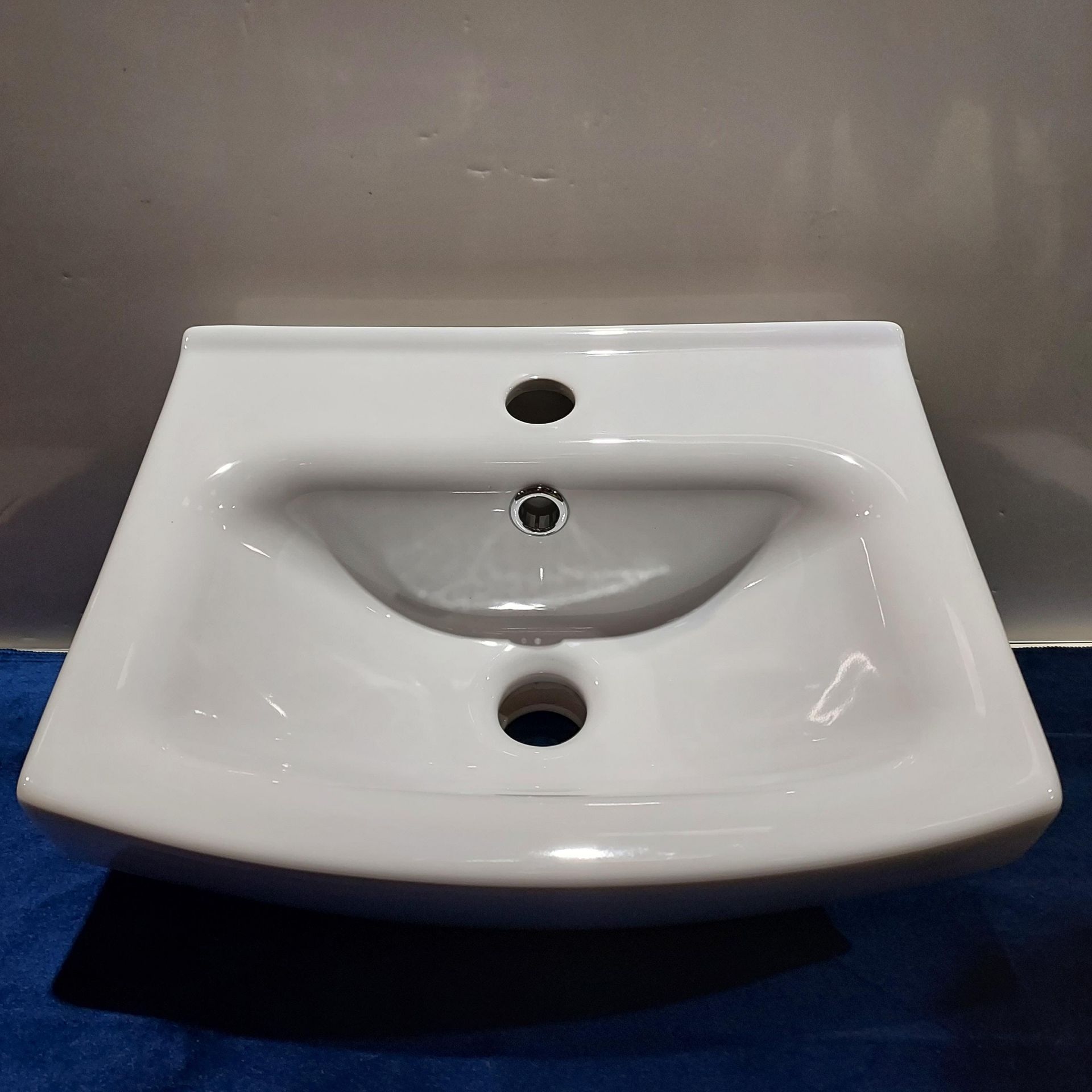 56 X BRAND NEW UMYWALKA WHITE BASINS ON 1 PALLET