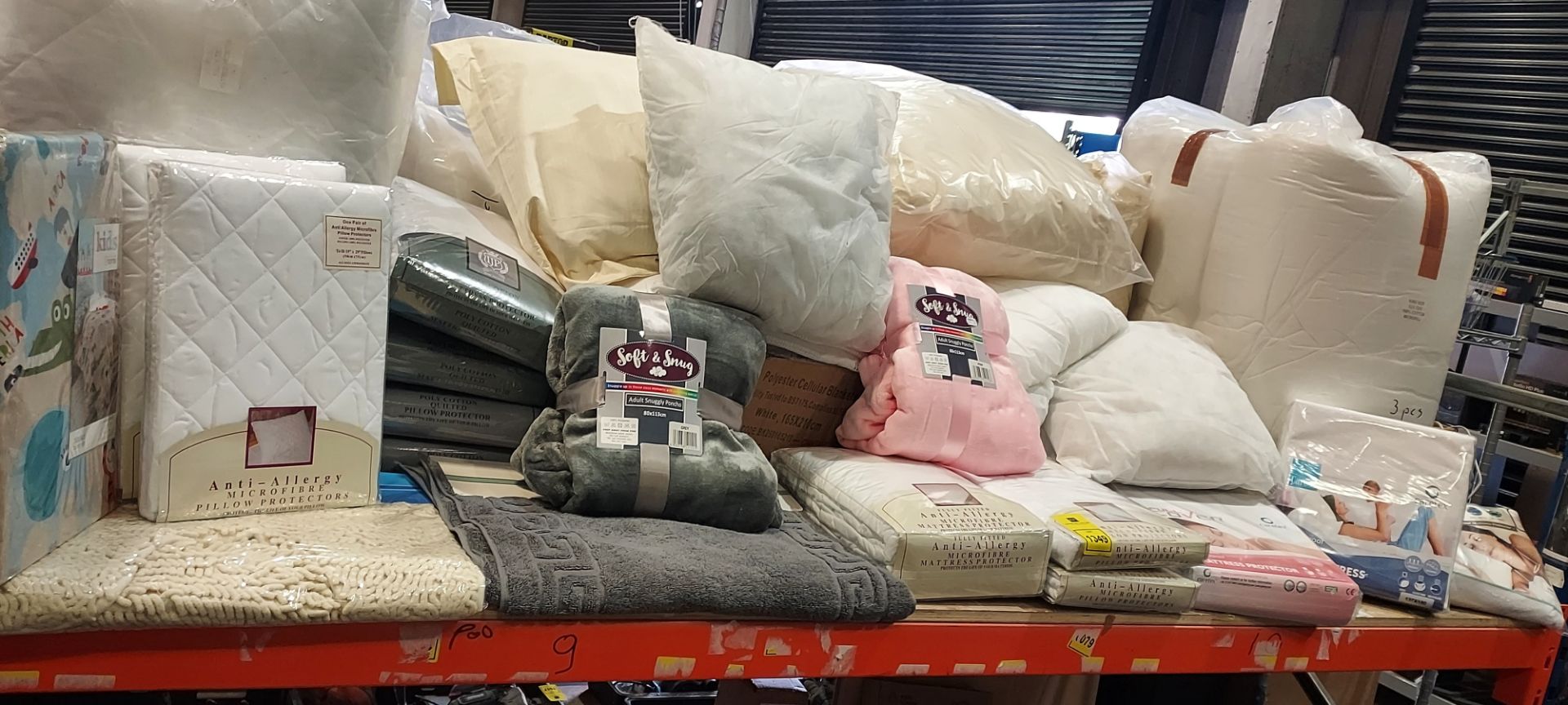 40 + BRAND NEW BEDDING LOT CONTAINING KING SIZED DUVET TOG 13.5 - ANTI-ALLERGY MICROFIBRE PILLOW