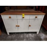 1 X KITCHEN 3 DRAWER 3 DOOR SIDEBOARD IN CRÈME AND IVORY ( SOME MARKS AND SCRATCHES ON FRONT -