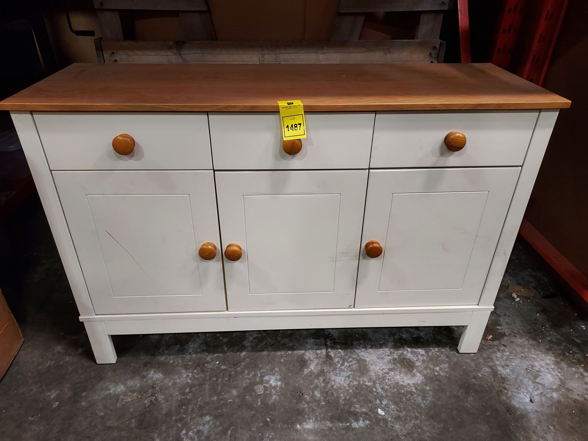 1 X KITCHEN 3 DRAWER 3 DOOR SIDEBOARD IN CRÈME AND IVORY ( SOME MARKS AND SCRATCHES ON FRONT -