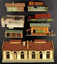 N GAUGE BUILDINGS AND ACCESSORIES. A range of items. Condition varies.