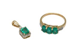 AN EMERALD RING AND PENDANT NECKLACE SUITE