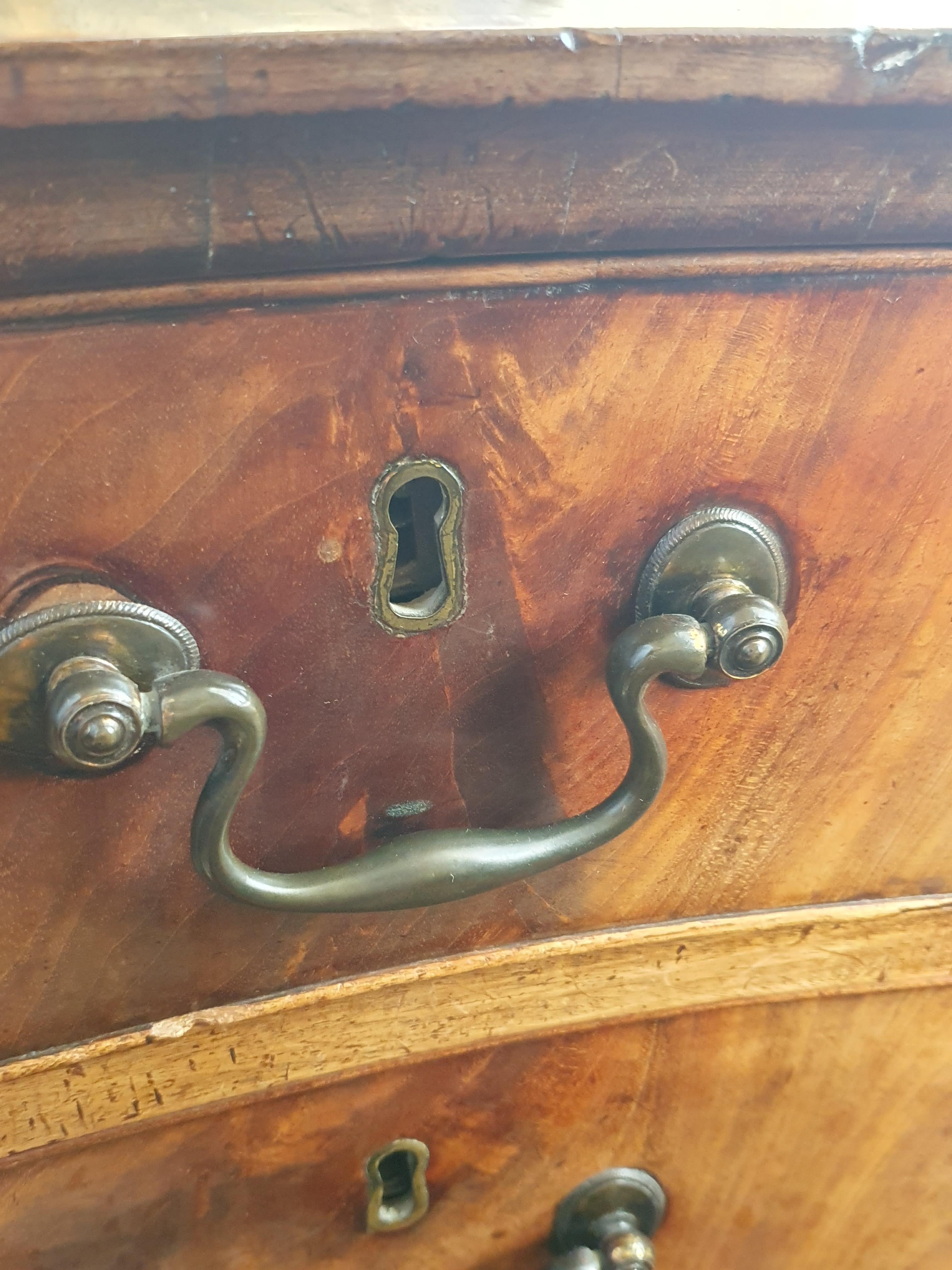 A GEORGE III CROSS BANDED MAHOGANY SERPENTINE KNEEHOLE DRESSING TABLE, CIRCA 1770 - Image 14 of 17