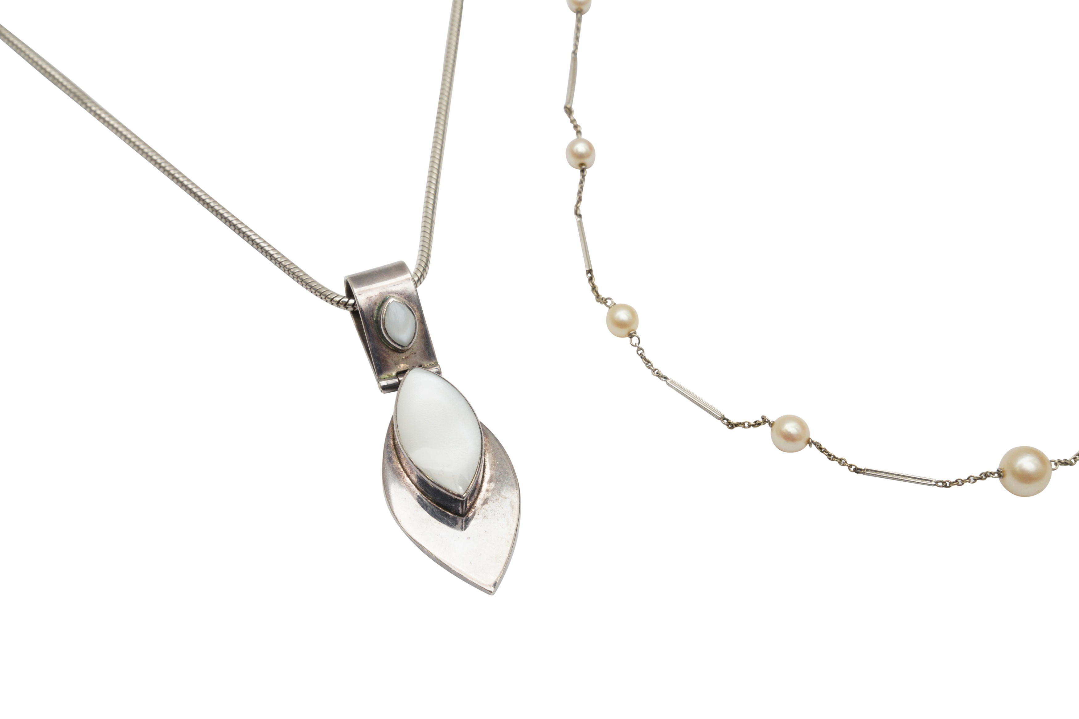 A SILVER PENDANT NECKLACE WITH A PEARL NECKLACE AND A BROOCH - Image 2 of 2