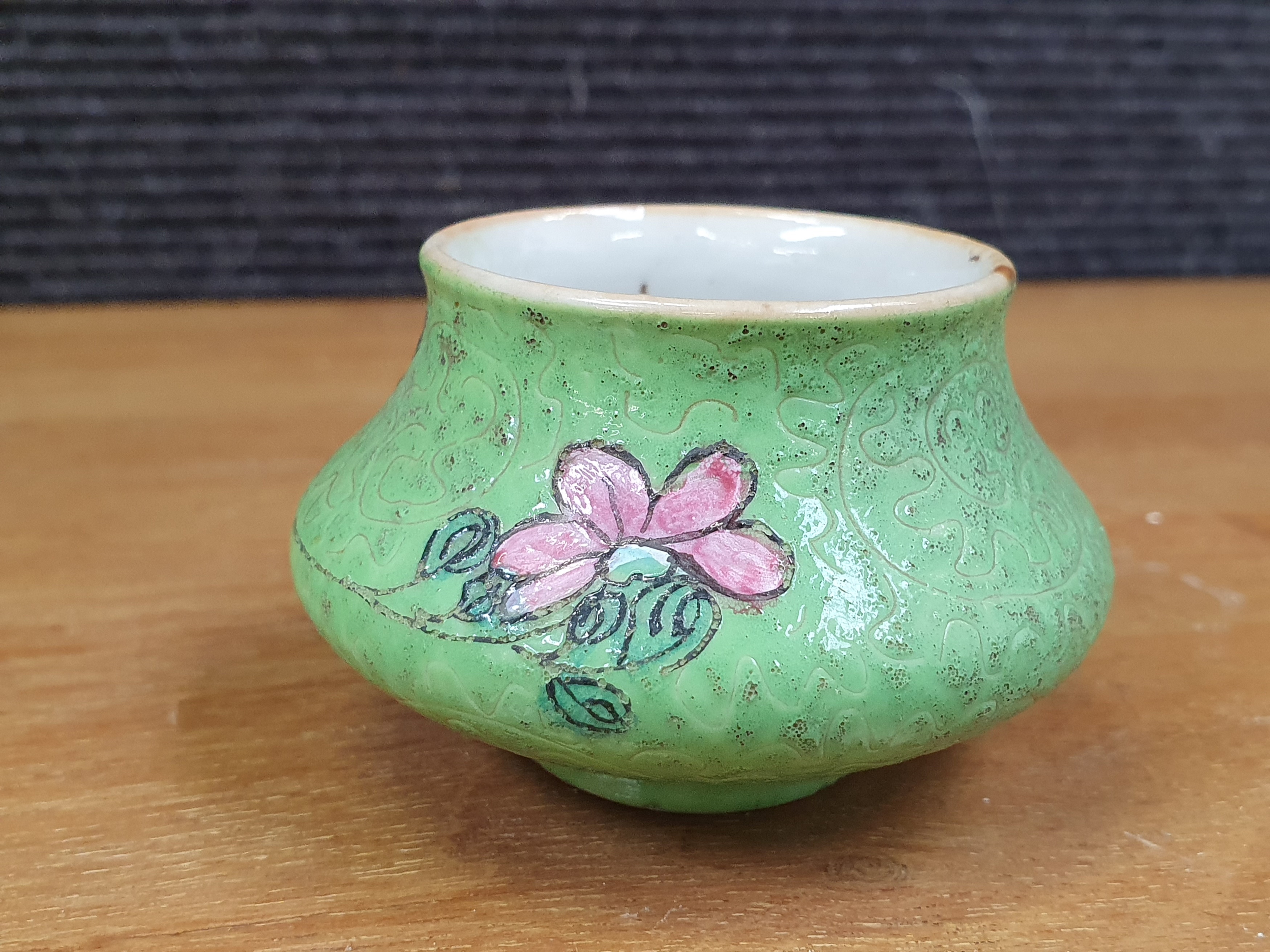 A CHINESE FAMILLE-ROSE JARDINIERE, FIGURE OF BUDDHA, AND A SMALL POT - Image 22 of 26