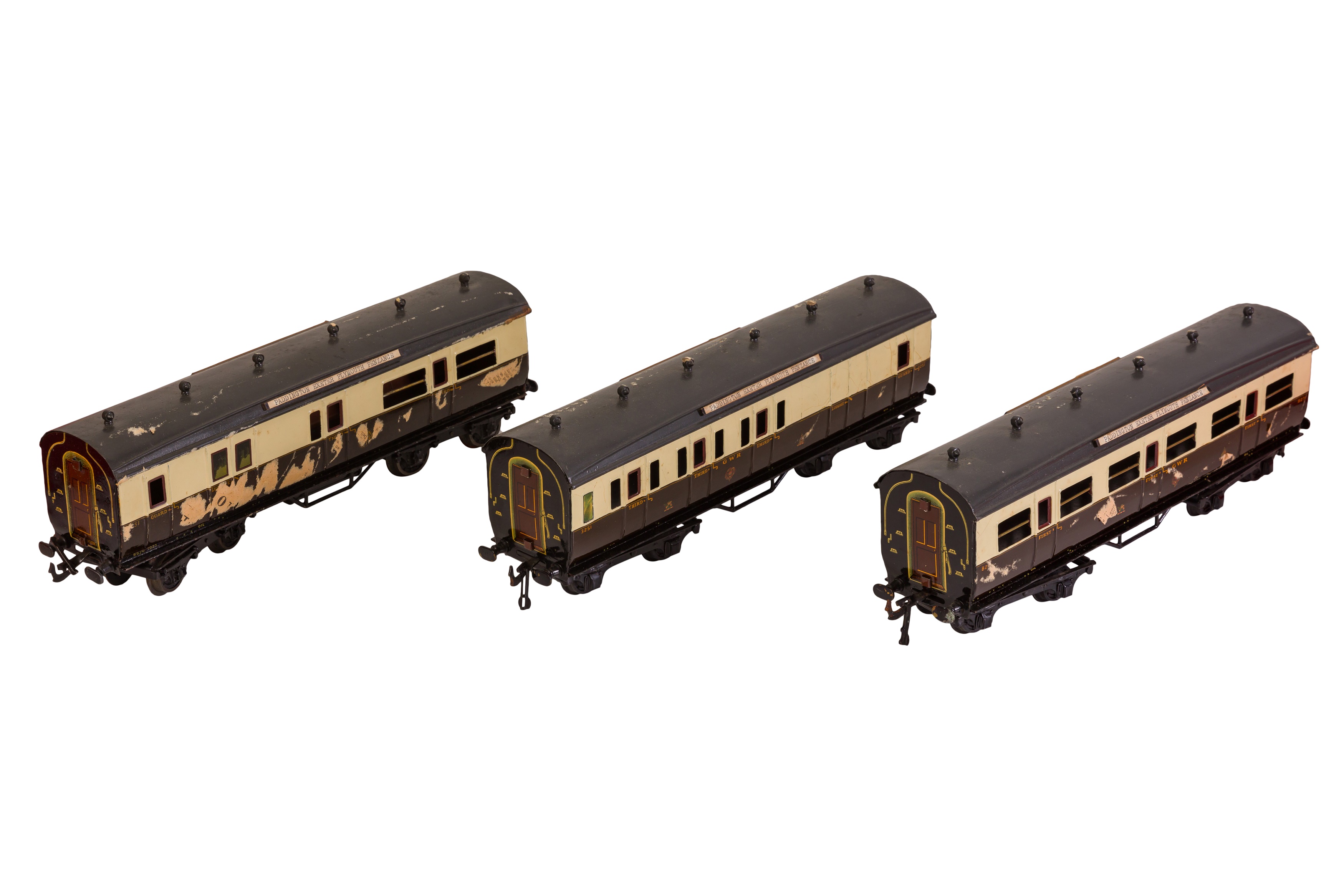 A GROUP OF THREE BASSETT-LOWKE 1921 SERIES O GAUGE OR GAUGE 1 TINPLATE COACHES, - Image 2 of 4