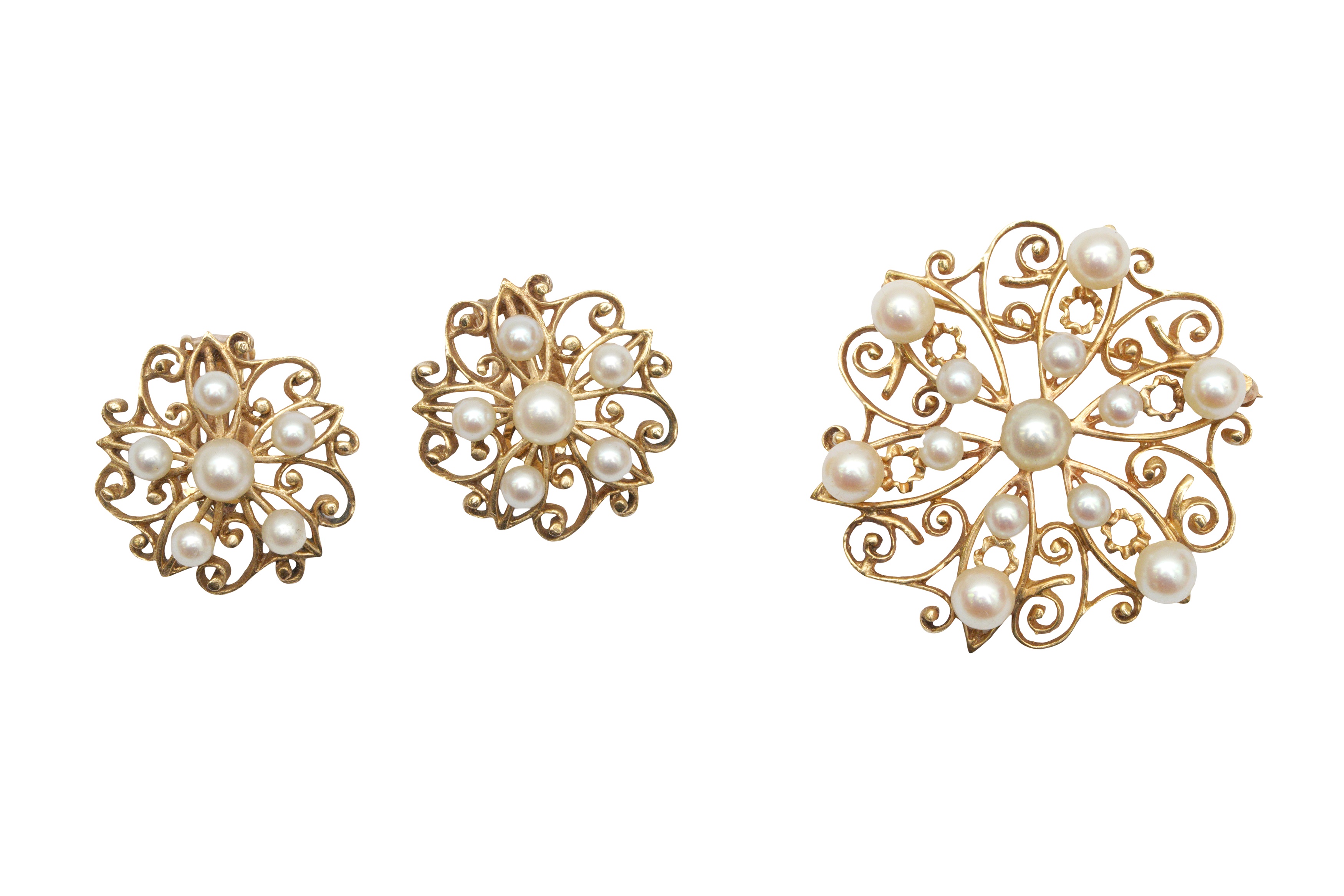 A PEARL BROOCH AND EARRINGS SUITE