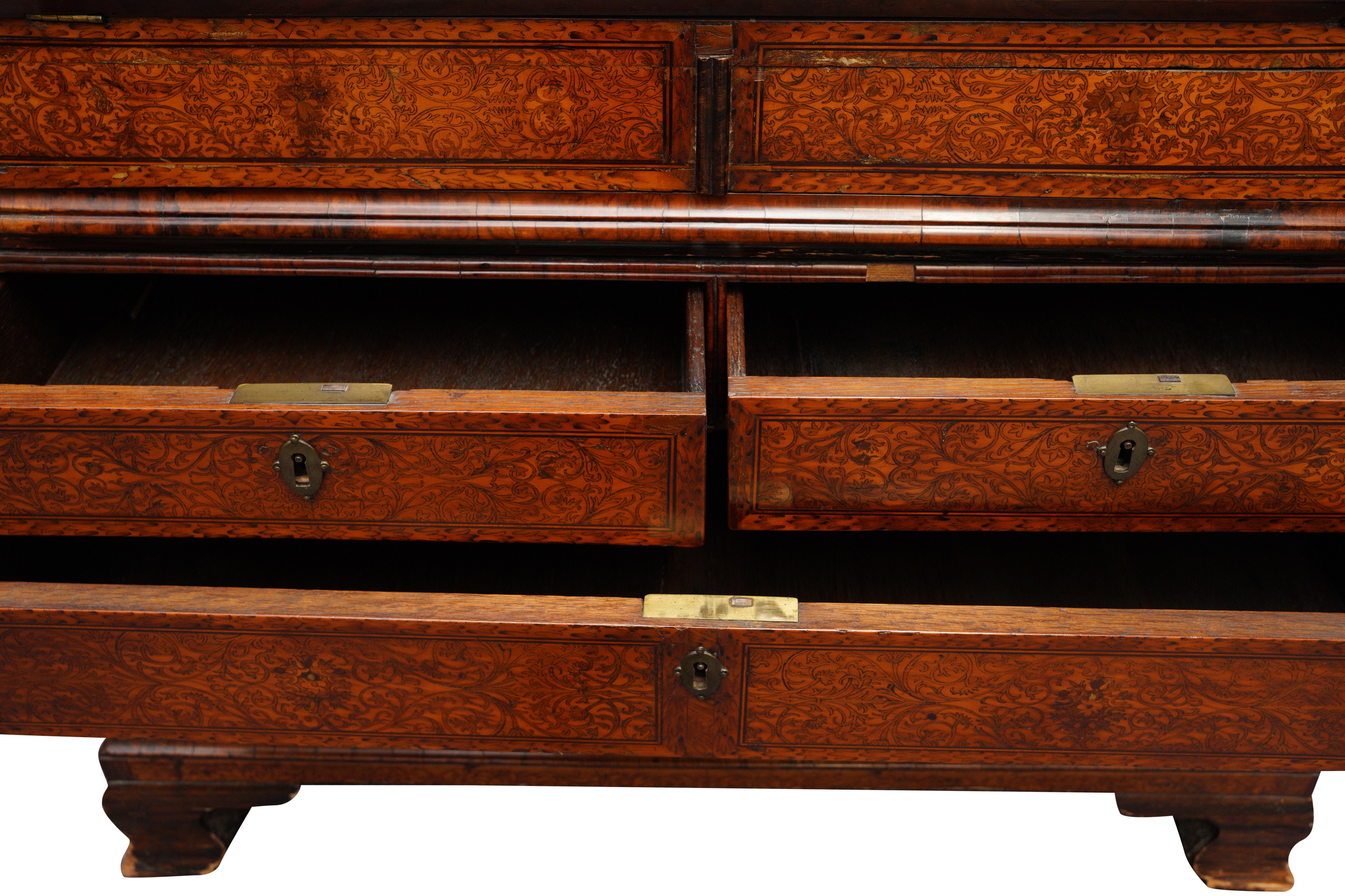 AN ENGLISH OR DUTCH MARQUETRY INLAID WALNUT BUREAU, CIRCA 1715-20 - Image 5 of 5