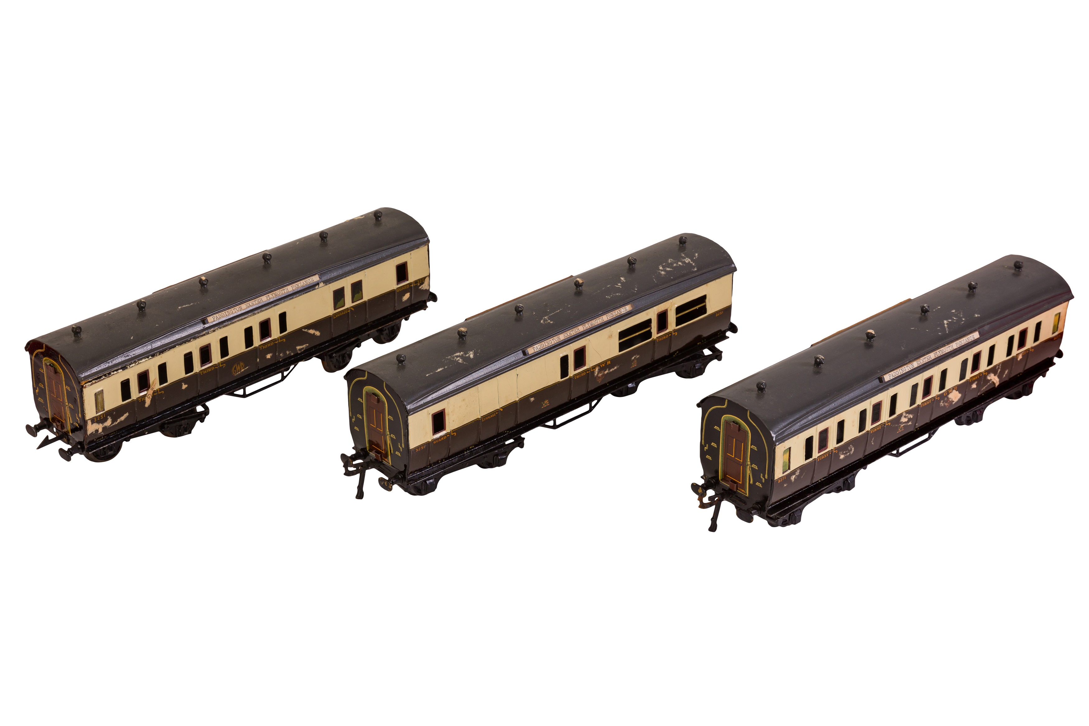 A GROUP OF THREE BASSETT-LOWKE 1921 SERIES O GAUGE OR GAUGE 1 TINPLATE COACHES, - Image 3 of 4
