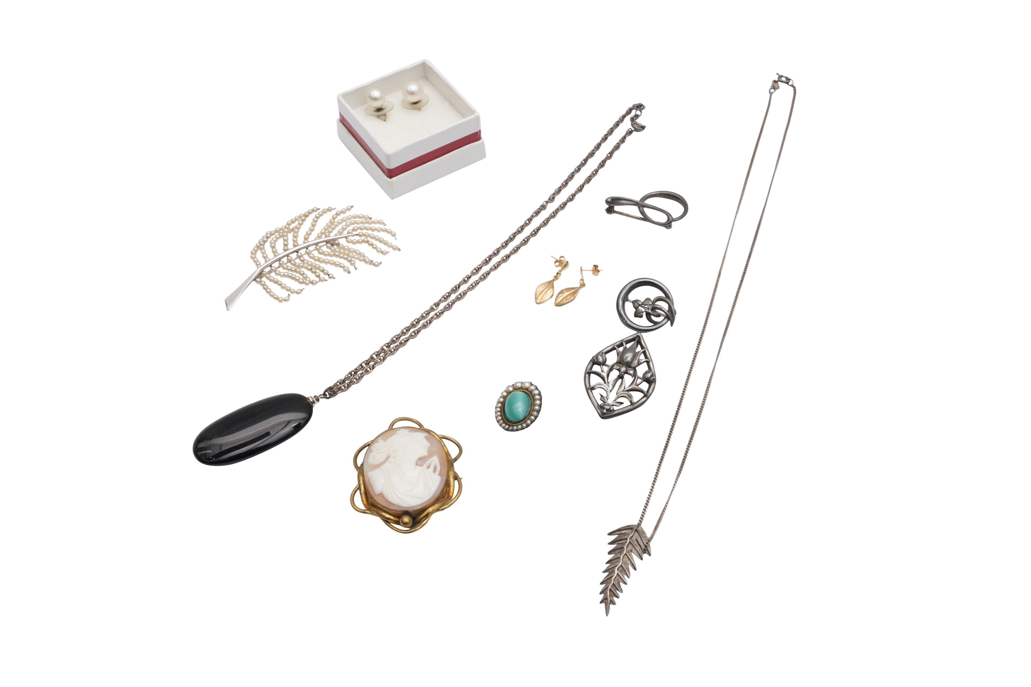 A GROUP OF SILVER AND COSTUME JEWELLERY