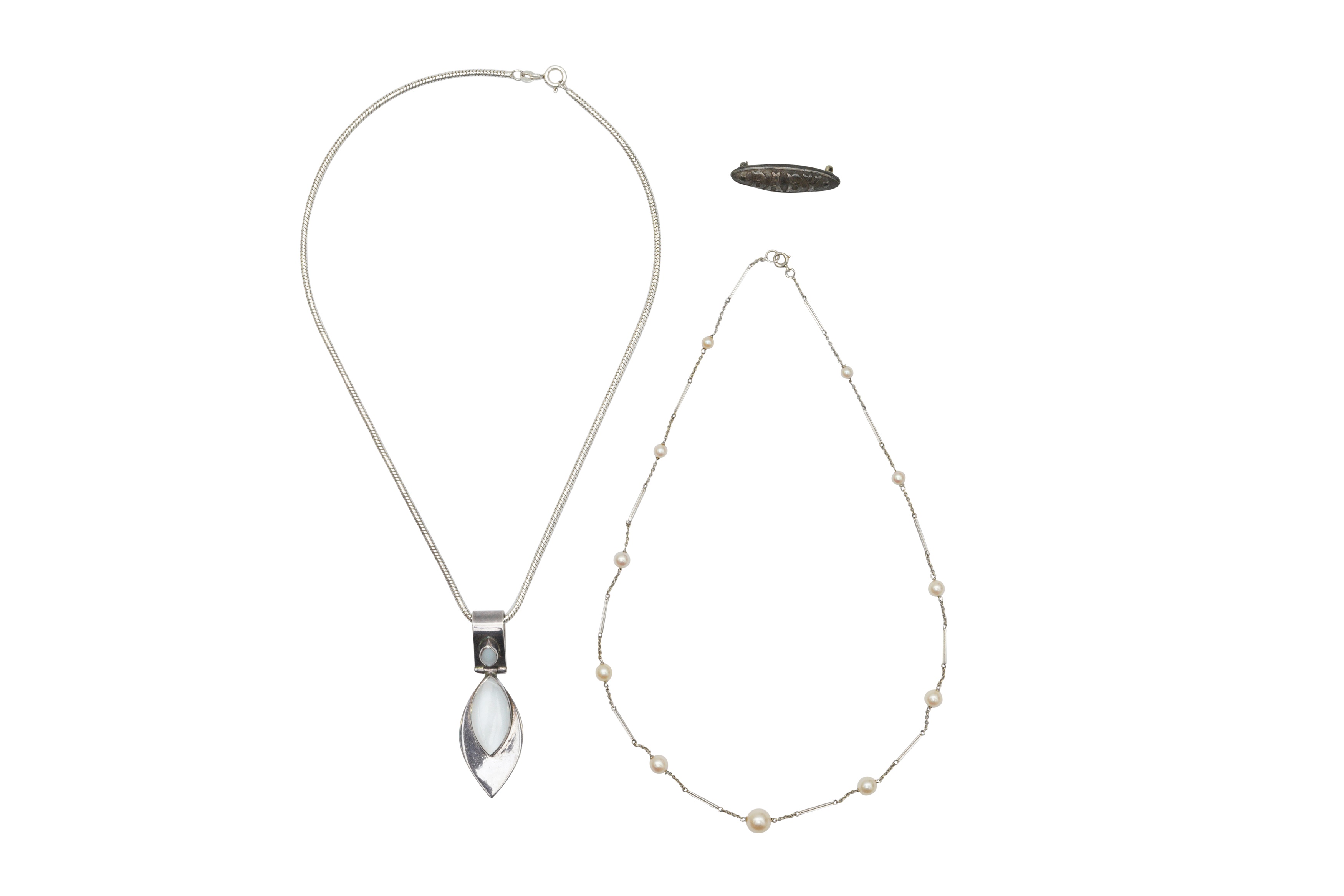 A SILVER PENDANT NECKLACE WITH A PEARL NECKLACE AND A BROOCH