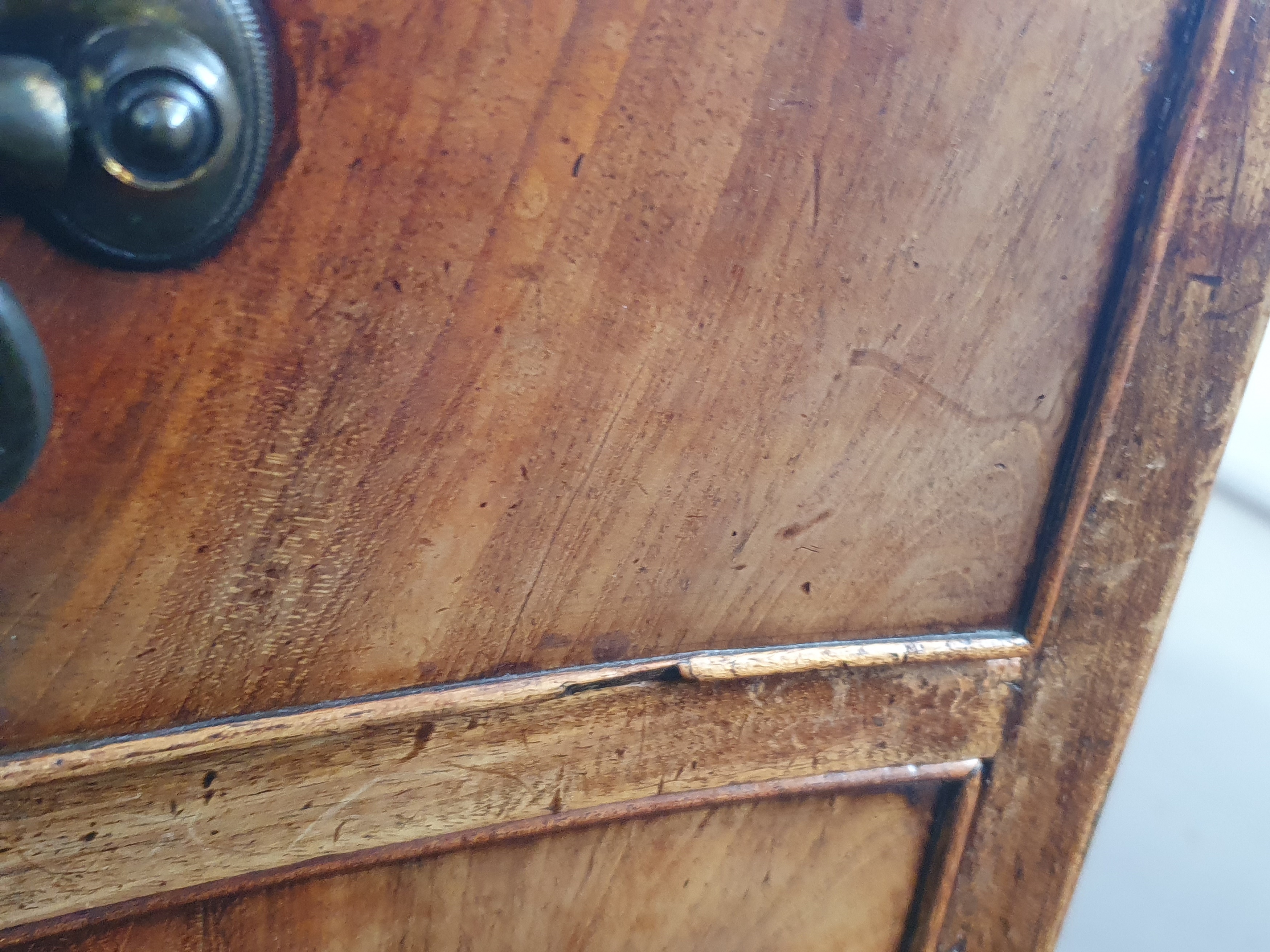 A GEORGE III CROSS BANDED MAHOGANY SERPENTINE KNEEHOLE DRESSING TABLE, CIRCA 1770 - Image 5 of 17