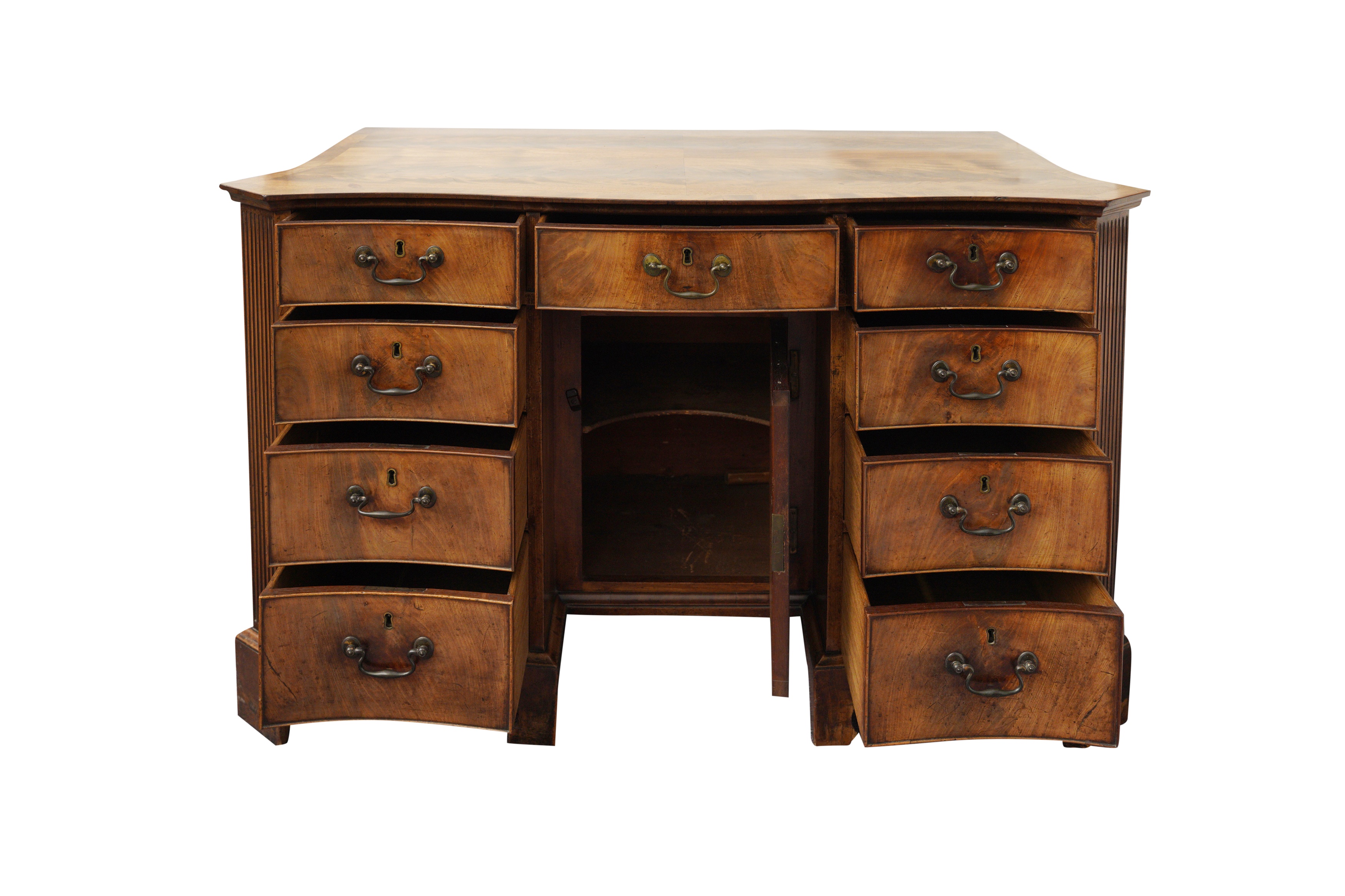 A GEORGE III CROSS BANDED MAHOGANY SERPENTINE KNEEHOLE DRESSING TABLE, CIRCA 1770 - Image 2 of 17