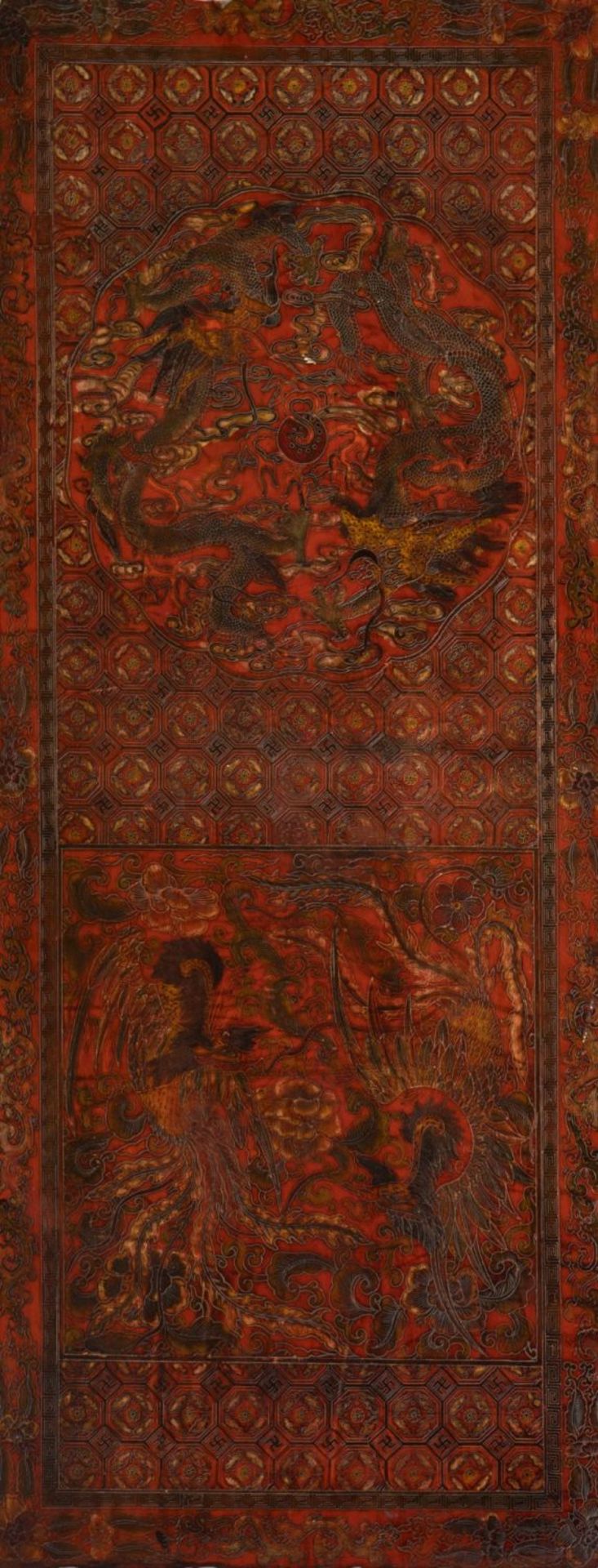 A Chinese lacquer qiangjin and tianqi style dragons and phoenixes panel converted to a coffee table, - Bild 4 aus 4