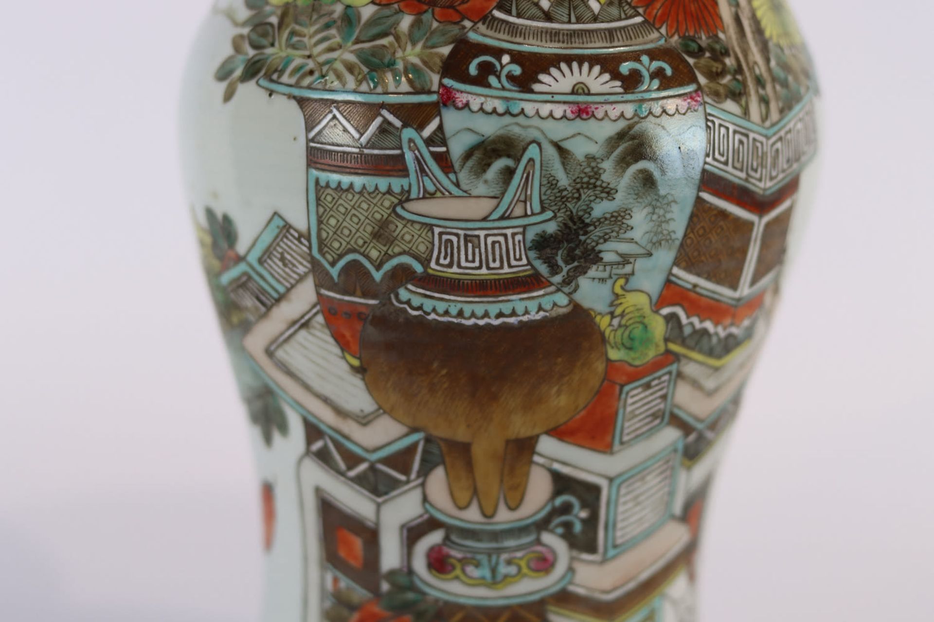 A Chinese qianjiang cai vase with design of precious objects, 19/20th Century - Bild 9 aus 14