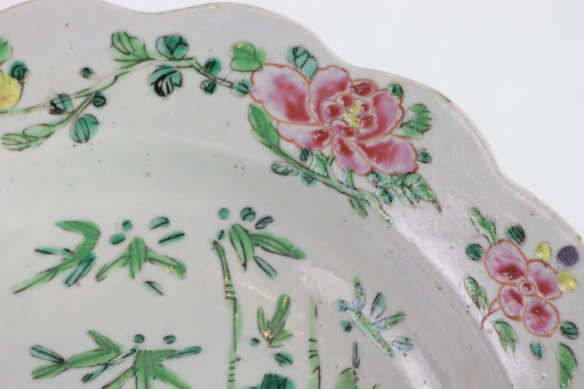 A lobed plate decorated in "Famille rose" enamels, 18th Century - Image 7 of 10
