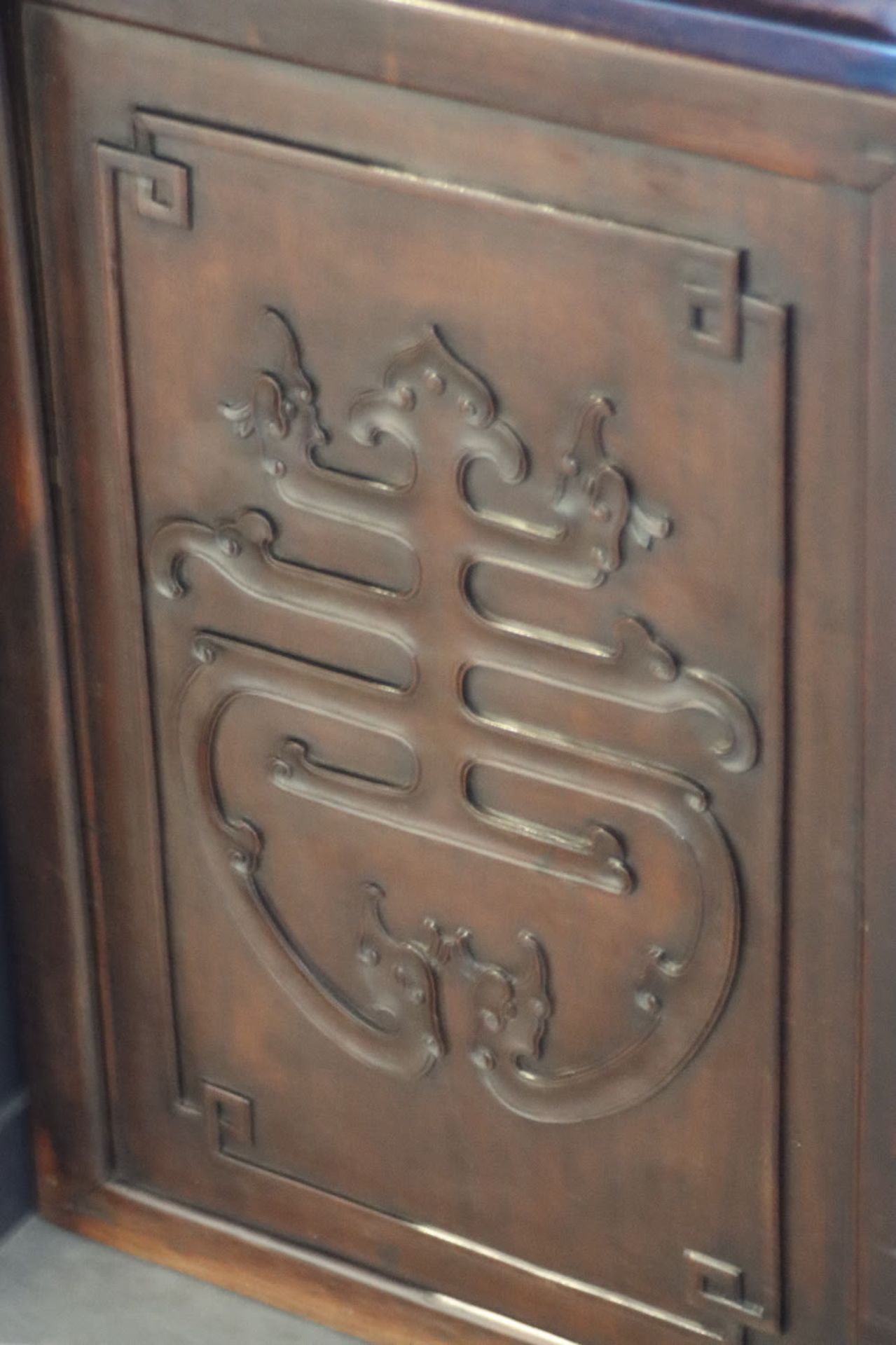 A low Chinese Zitan carved wooden two-door cupboard , 18/19th Century - Bild 3 aus 7