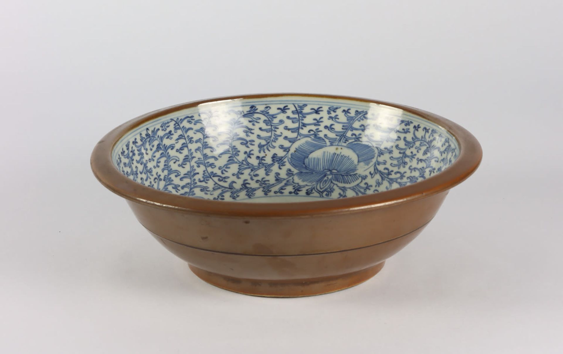 A Chinese Blue And White porcelain basin, 19th Century - Image 4 of 7