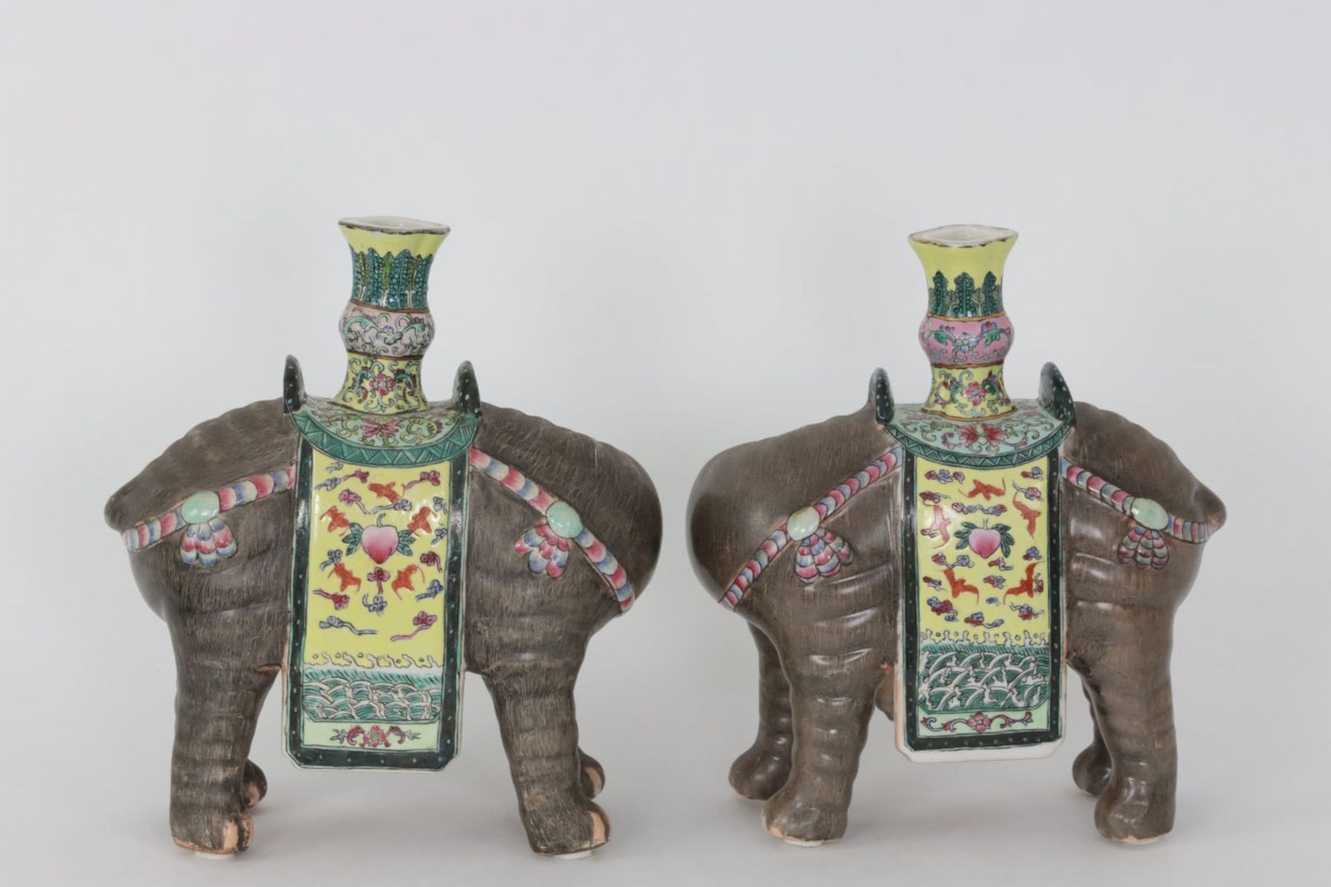 A pair of Chinese famille rose models of elephants carrying vases, 20th C. - Image 2 of 4