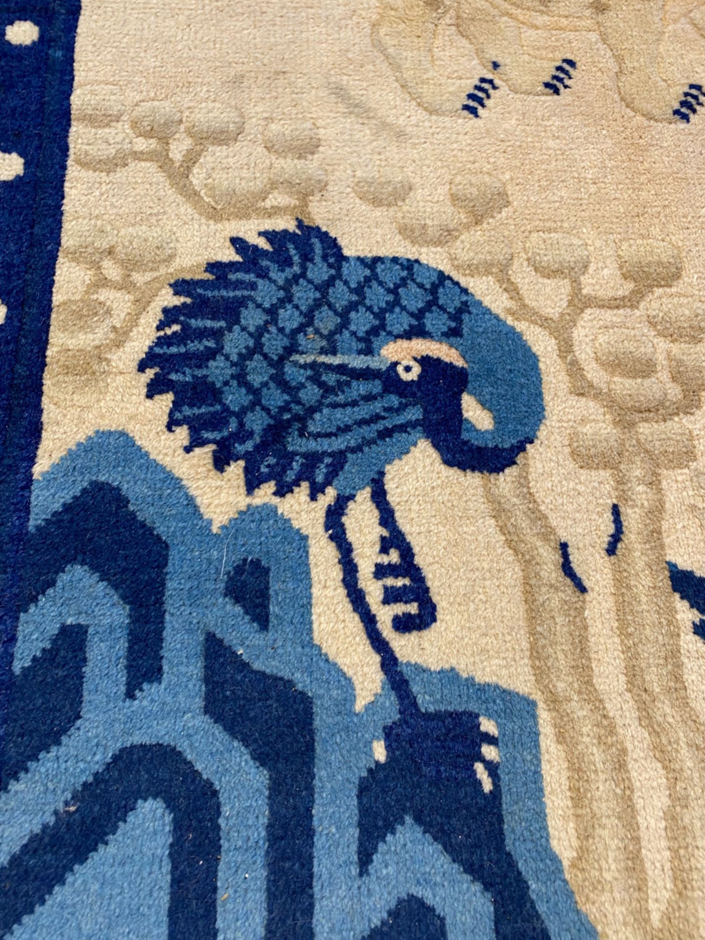 A Chinese woolen 'Beijing' pictorial animal rug with a blue elephant, first quarter of the 20th Cent - Bild 12 aus 17
