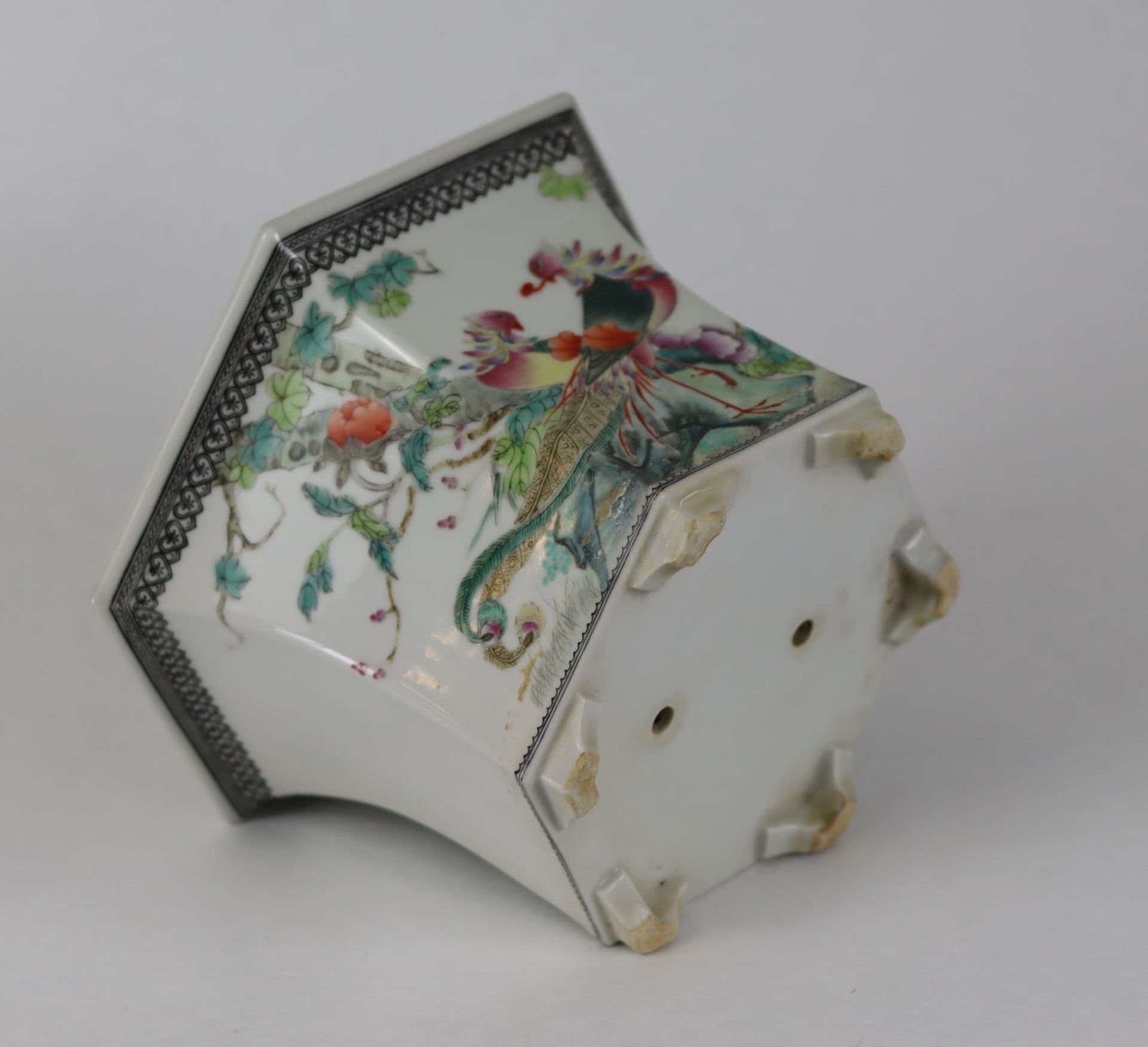 A hexagonal Chinese famille rose jardinière, Republic period, 20th Century - Bild 10 aus 10