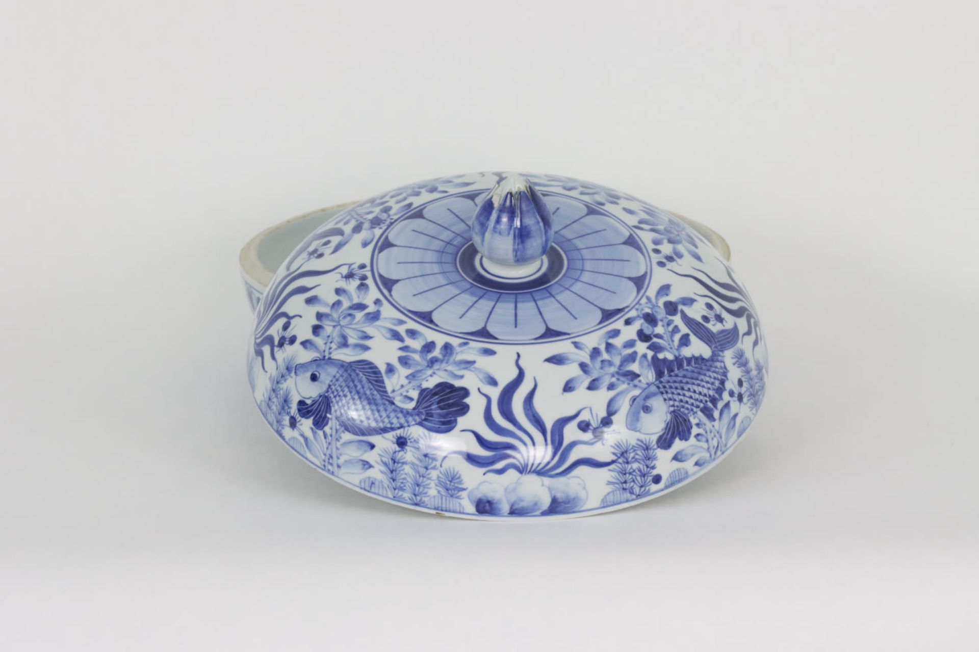 A Chinese blue and white lidded centerpiece bowl with Lotus finial. 20th Century - Image 5 of 5