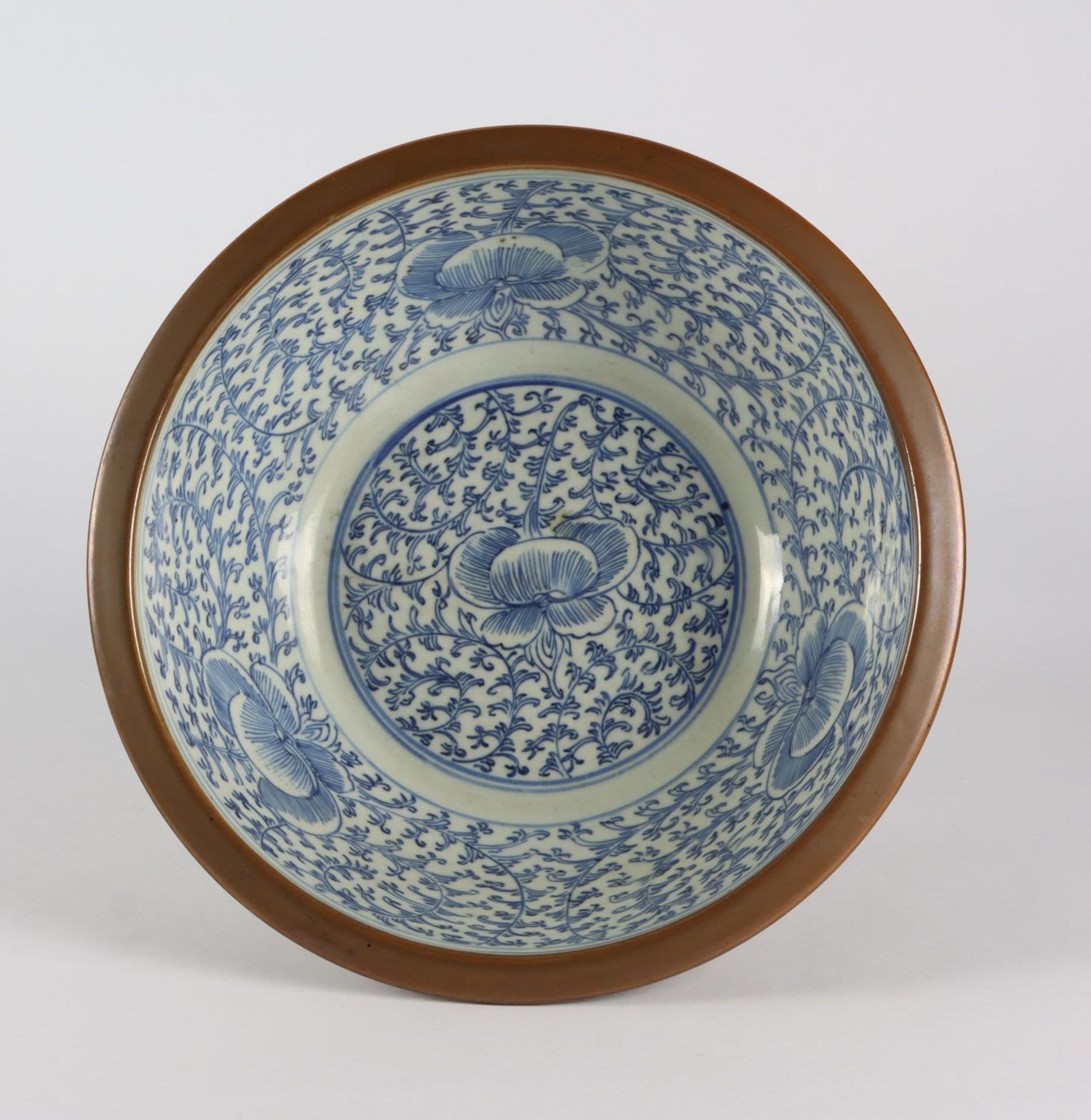 A Chinese Blue And White porcelain basin, 19th Century - Image 6 of 7