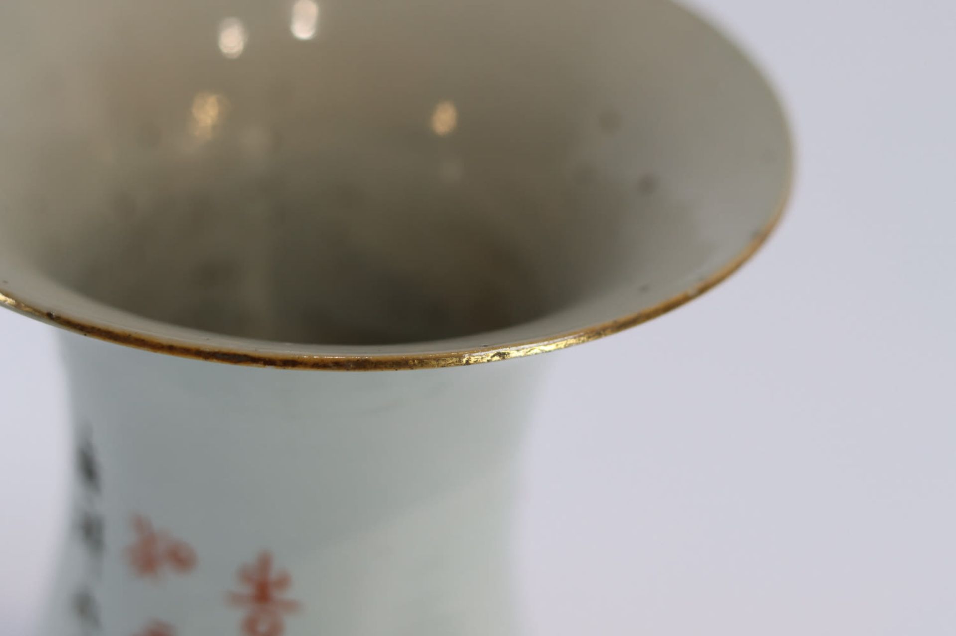 A Chinese qianjiang cai vase with design of precious objects, 19/20th Century - Bild 14 aus 14