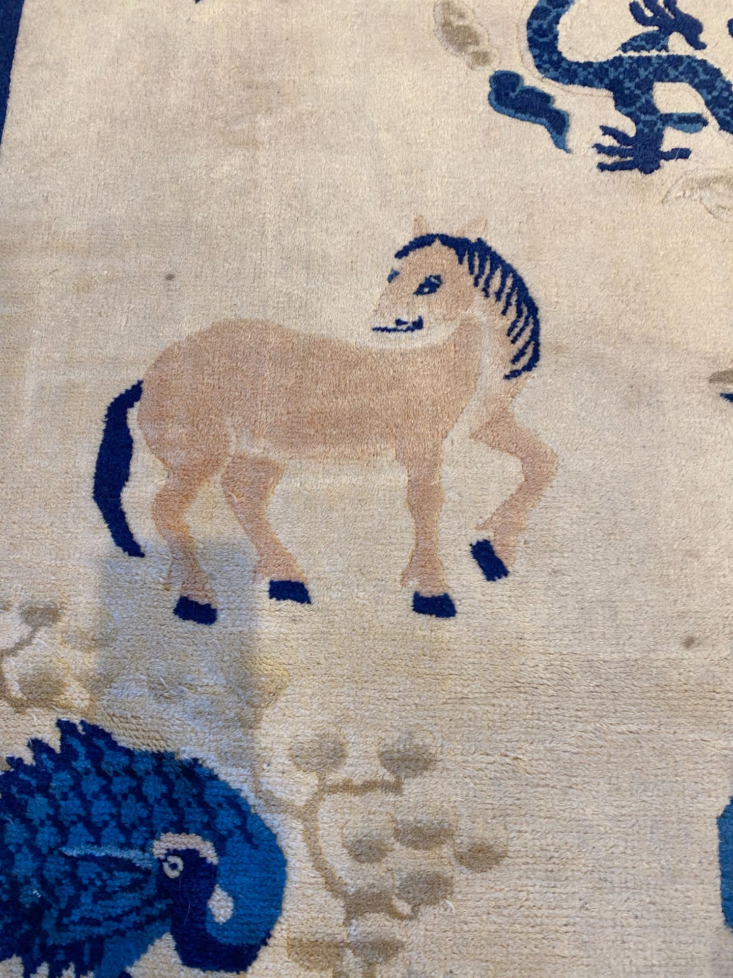 A Chinese woolen 'Beijing' pictorial animal rug with a blue elephant, first quarter of the 20th Cent - Bild 7 aus 17