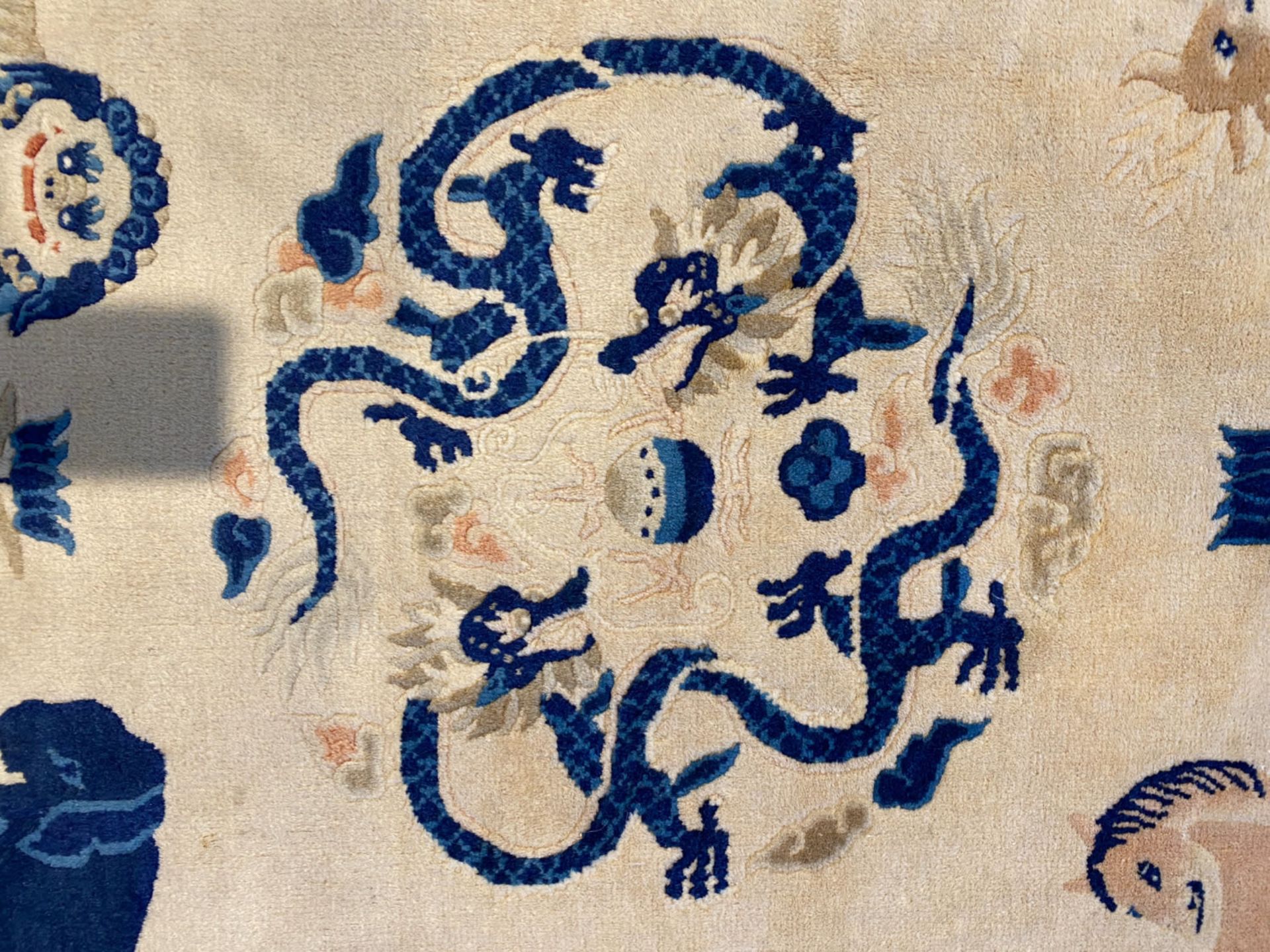 A Chinese woolen 'Beijing' pictorial animal rug with a blue elephant, first quarter of the 20th Cent - Bild 9 aus 17