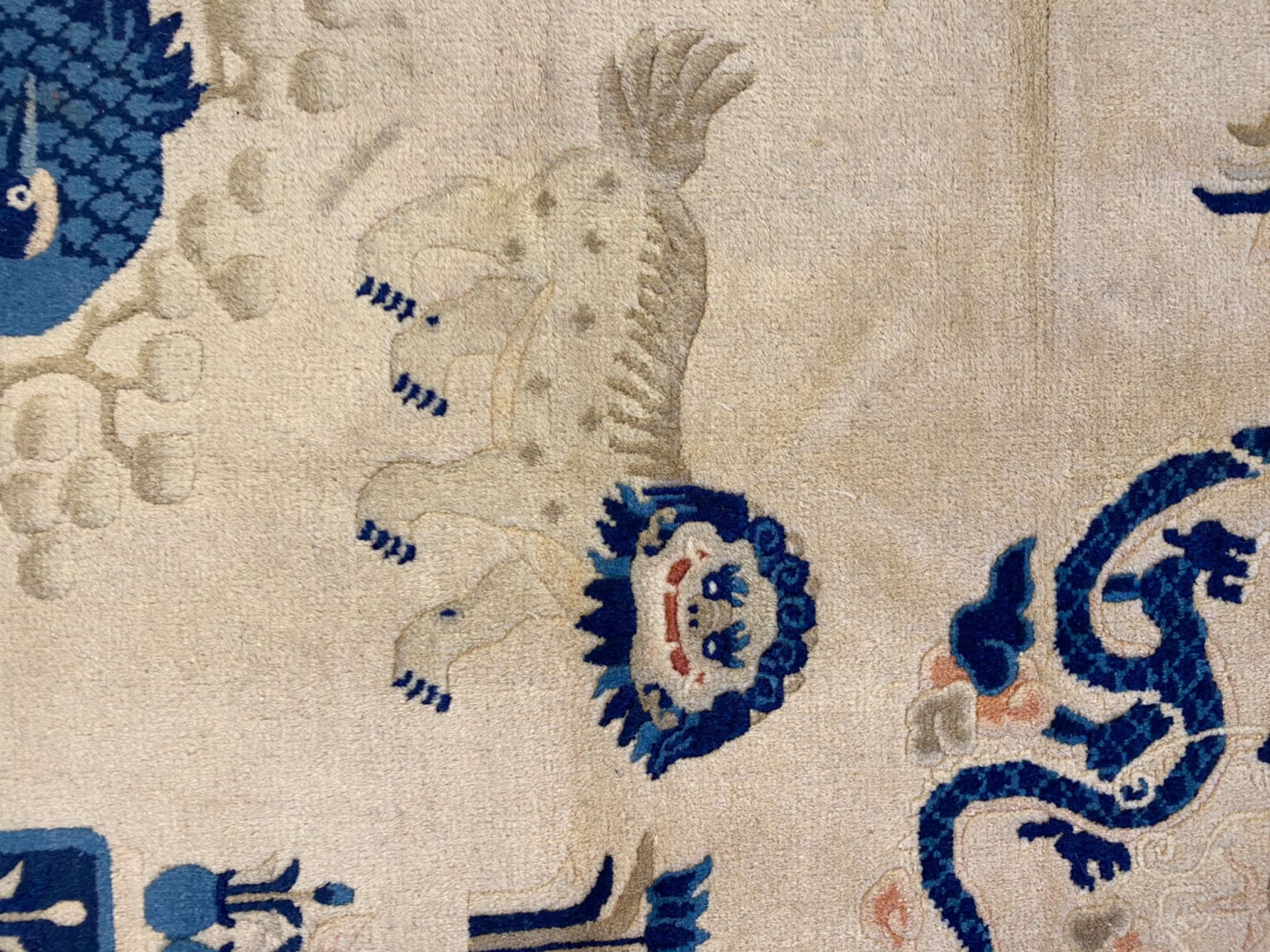 A Chinese woolen 'Beijing' pictorial animal rug with a blue elephant, first quarter of the 20th Cent - Bild 10 aus 17