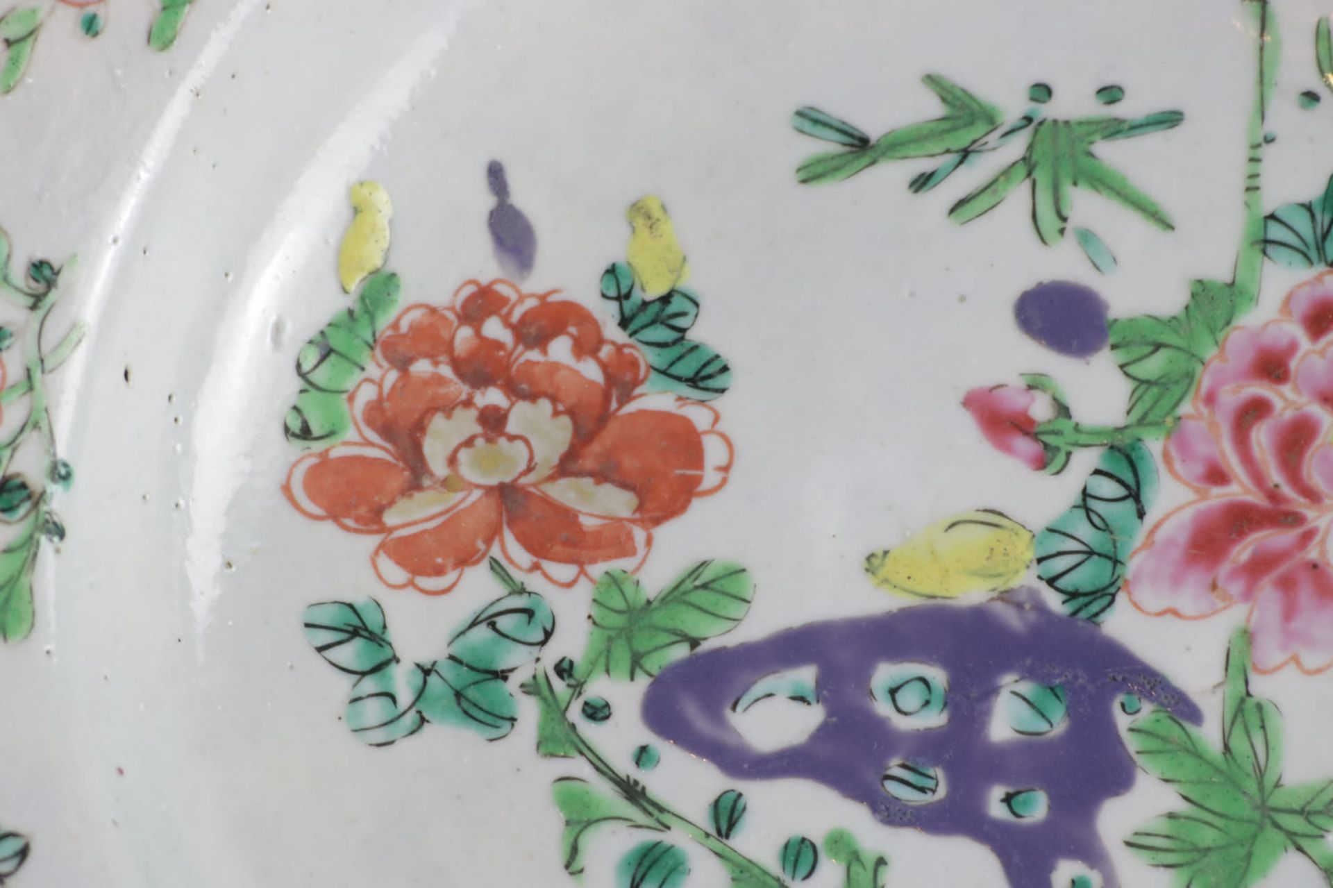 A lobed plate decorated in "Famille rose" enamels, 18th Century - Image 4 of 10