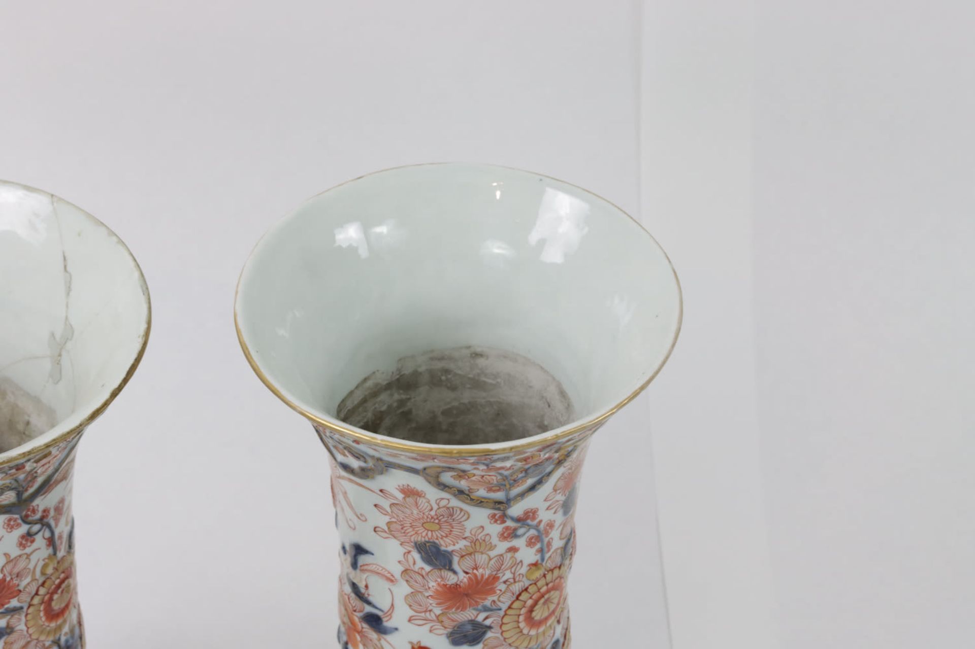 A pair of relief Imari style beaker vases, 19th Century - Bild 3 aus 7