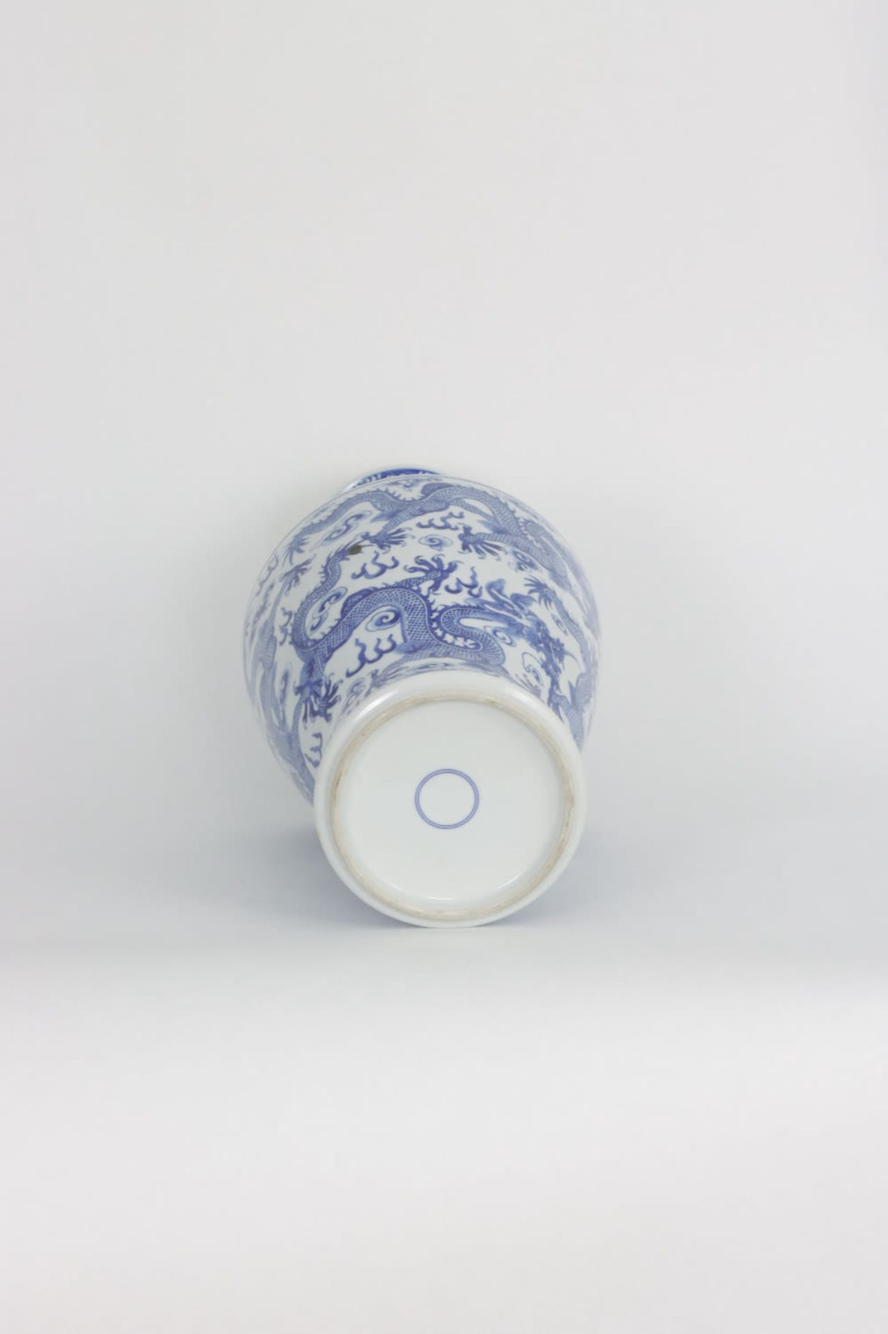 A Chinese blue and white vase decorated with dragons, 20th Century - Image 3 of 4