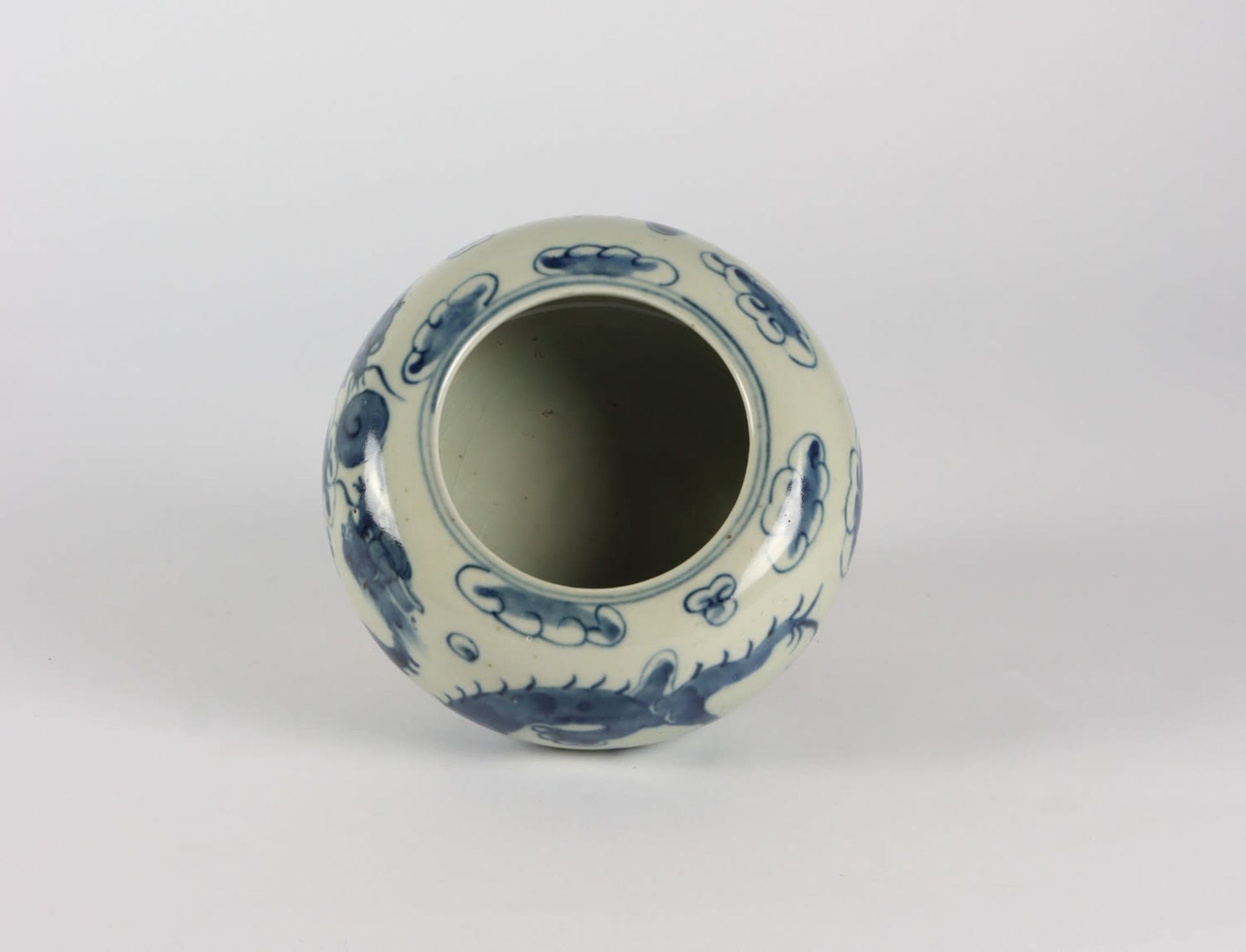 A Chinese blue and white dragon brush washer, 19th Century - Image 3 of 4