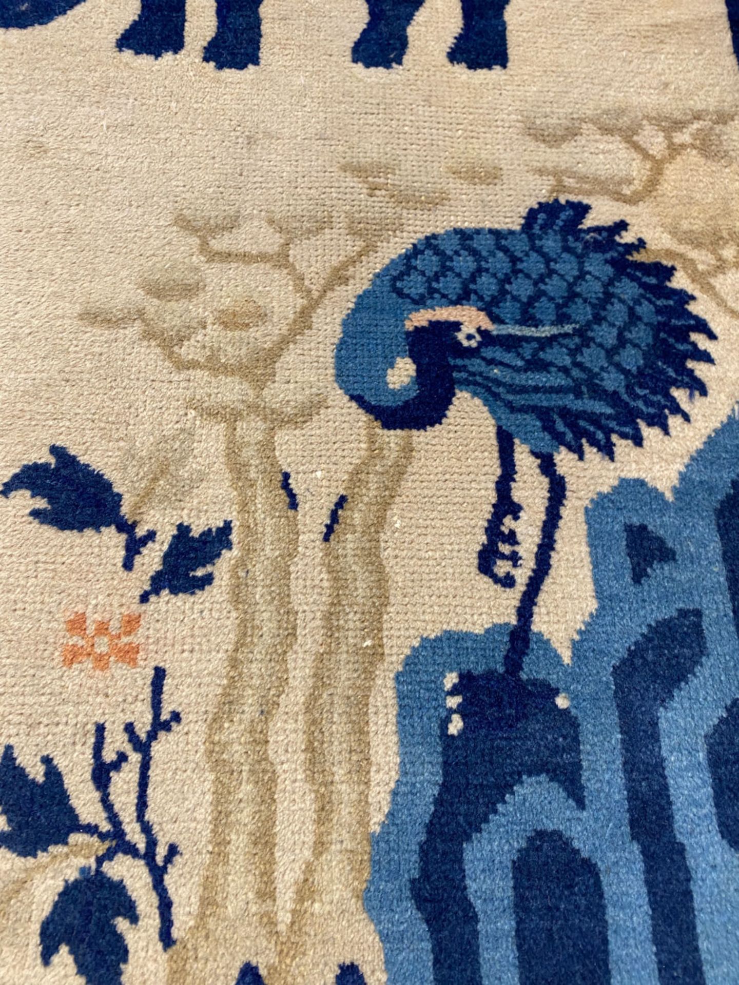 A Chinese woolen 'Beijing' pictorial animal rug with a blue elephant, first quarter of the 20th Cent - Bild 15 aus 17