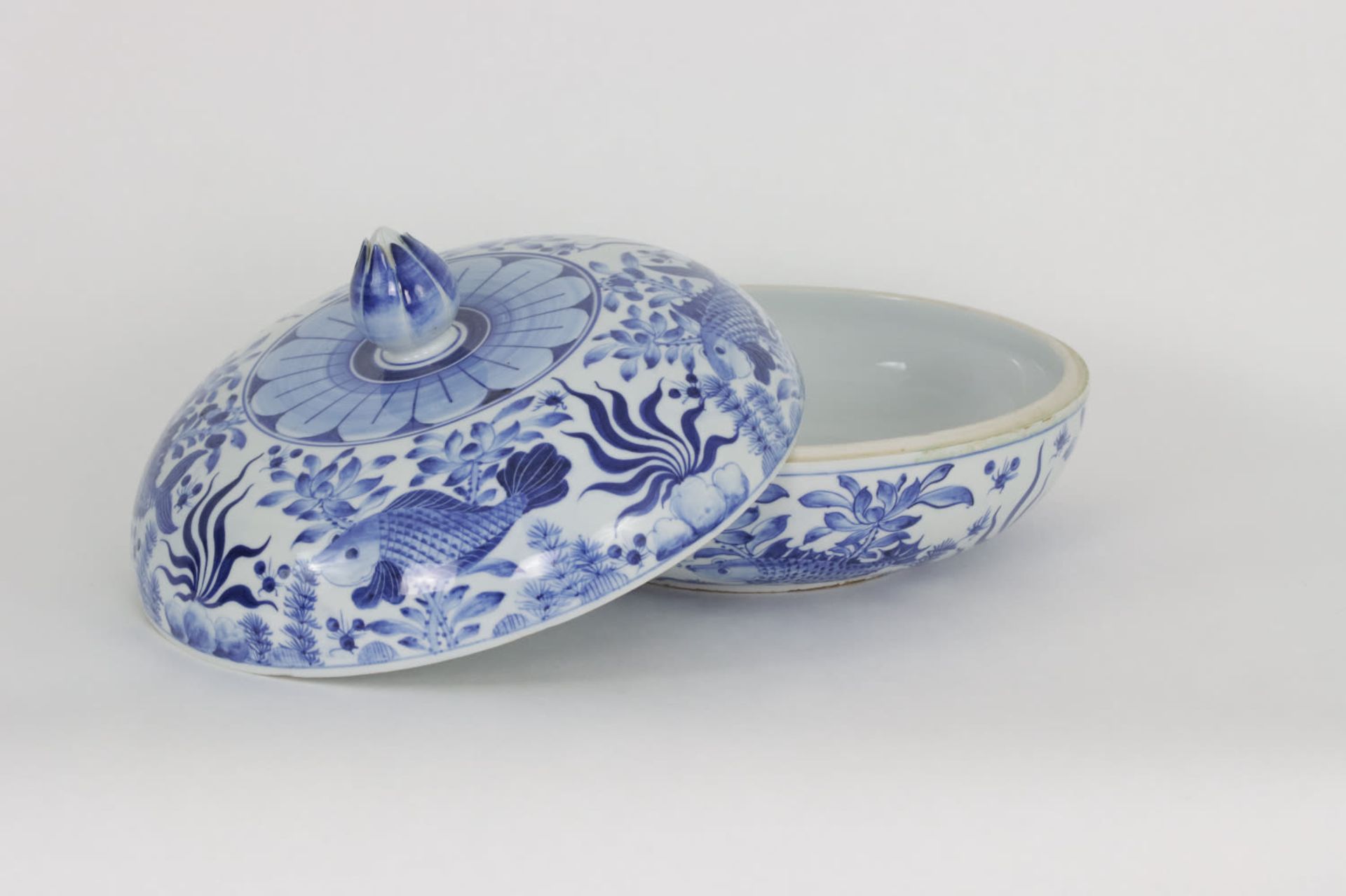 A Chinese blue and white lidded centerpiece bowl with Lotus finial. 20th Century - Image 3 of 5