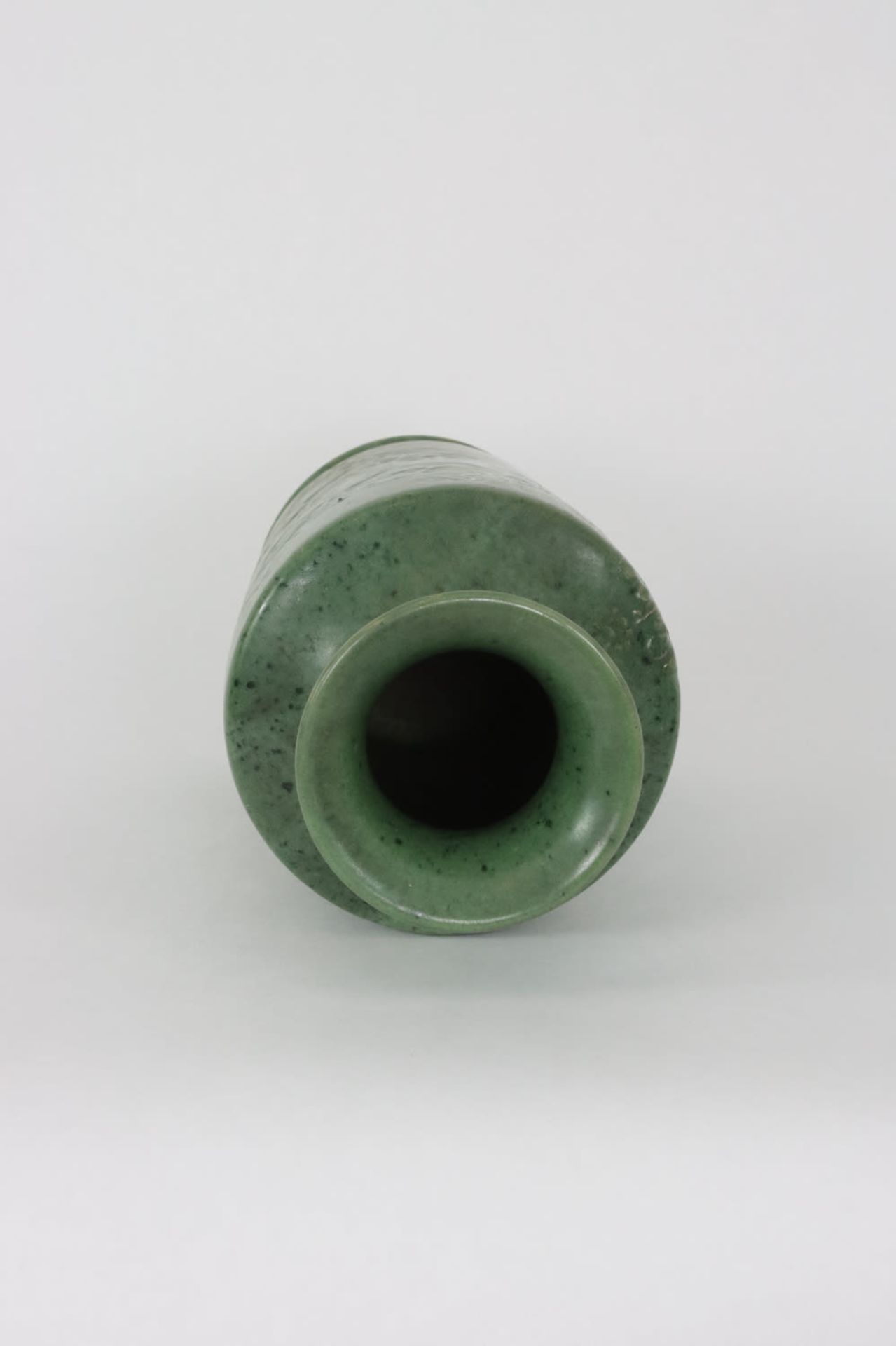 A Korean green glazed vase with floral relief design, 19th/20th Century - Bild 4 aus 4