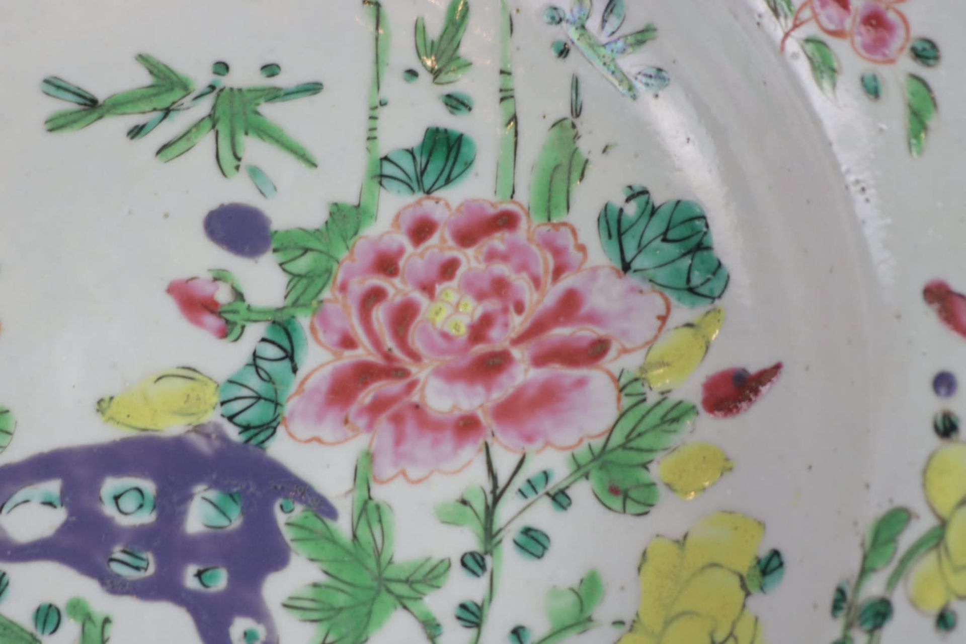 A lobed plate decorated in "Famille rose" enamels, 18th Century - Image 3 of 10