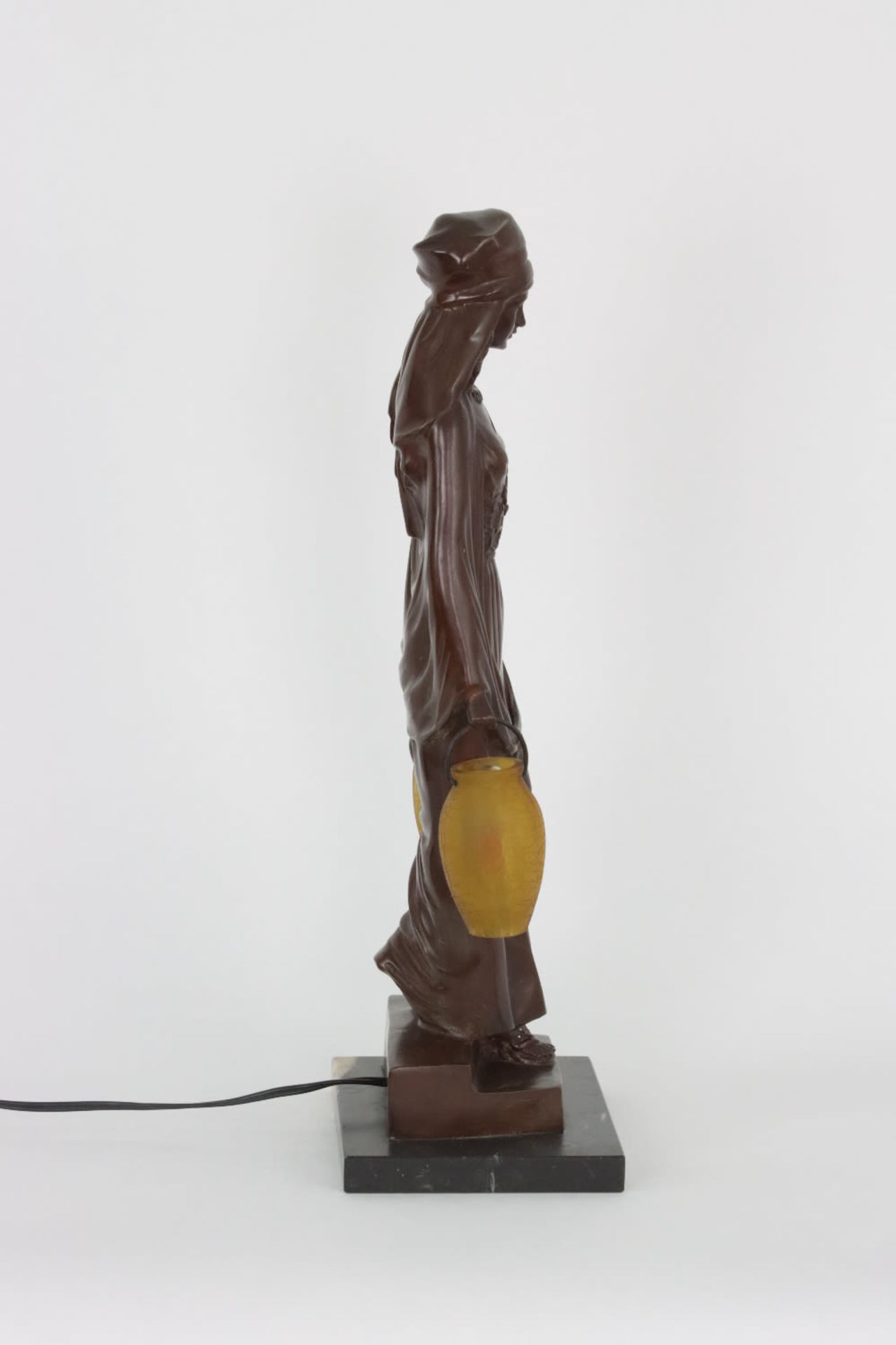 A figural lamp of a lady holding two lanterns, 20th Century - Bild 2 aus 4