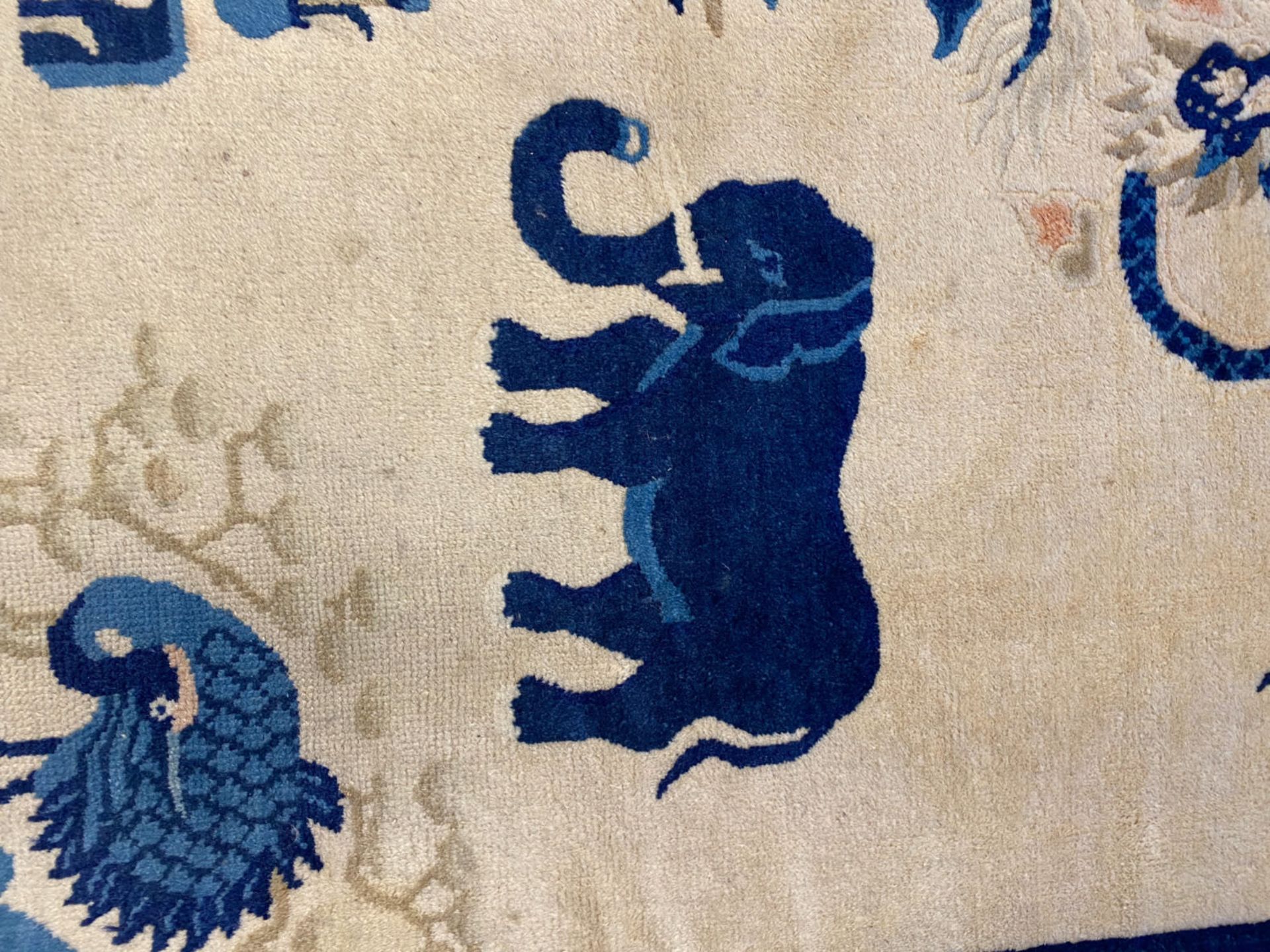 A Chinese woolen 'Beijing' pictorial animal rug with a blue elephant, first quarter of the 20th Cent - Bild 11 aus 17